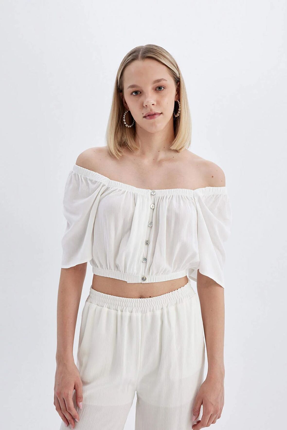 DeFacto Regular Fit Kare Yaka Krinkıl Viskon Kısa Kollu Bluz D1048AX24HSWT32