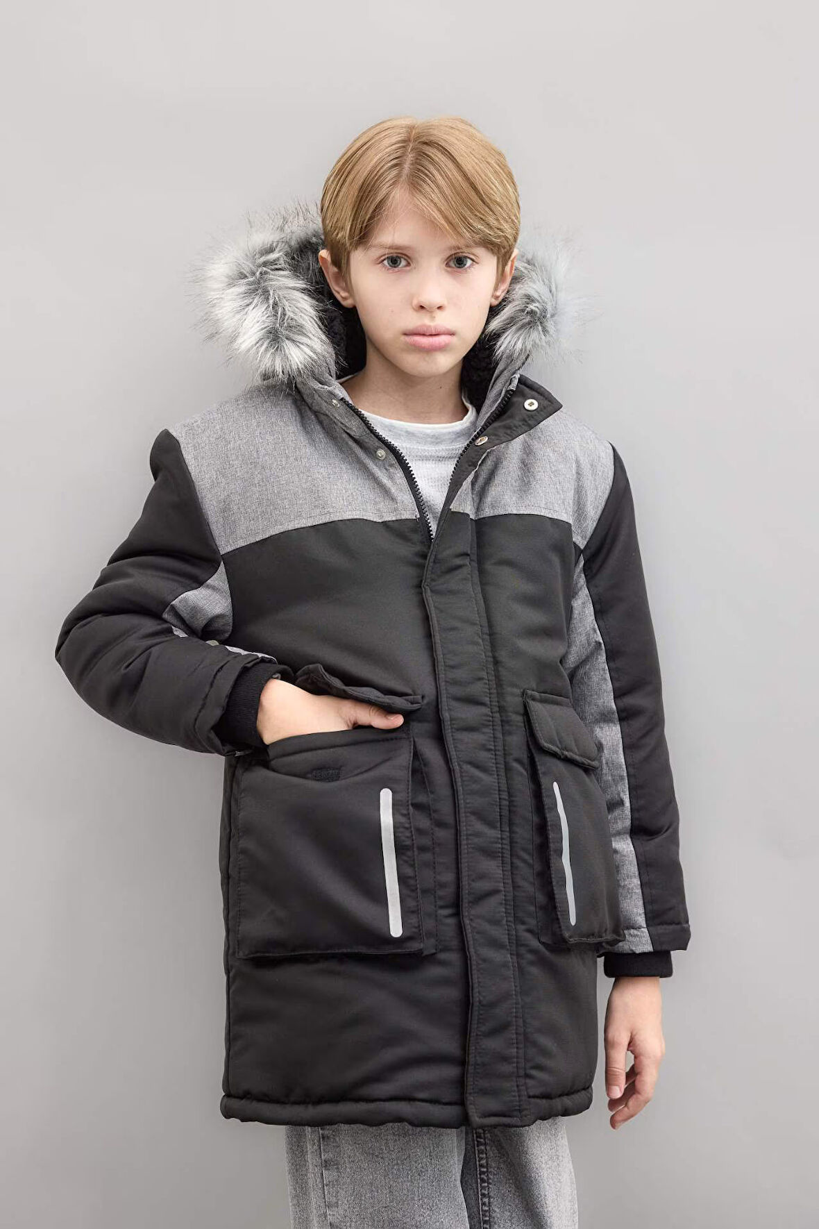 DeFacto Erkek Çocuk Çıkarılabilir Suni Kürk Yaka Kapüşonlu Pelüş Astar Parka C8990A824CWBK27