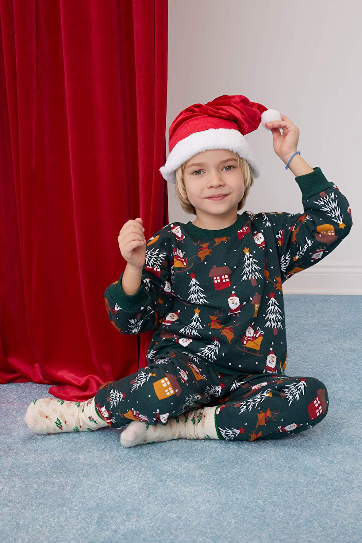 DeFacto Erkek Bebek 2'li Takım Yılbaşı Temalı Bisiklet Yaka Sweatshirt Beli Lastikli Eşofman Altı D6730A524WNGN671