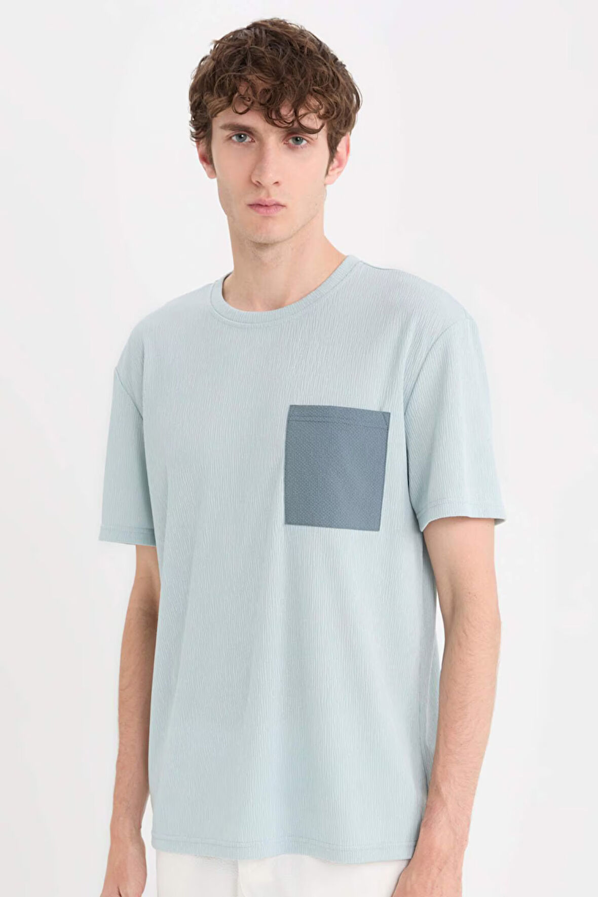 DeFacto Regular Fit Bisiklet Yaka Cepli Kısa Kollu Tişört B6535AX25SMBE215