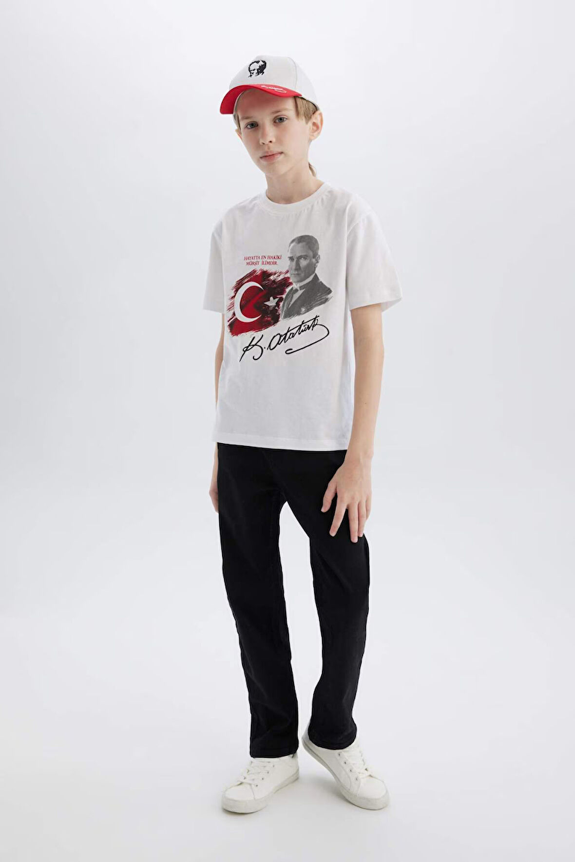 DeFacto Erkek Çocuk 23 Nisan Çocuk Bayramı Straight Fit Standart Paça Basic Düz Jean Pantolon B5445A825SMNM40