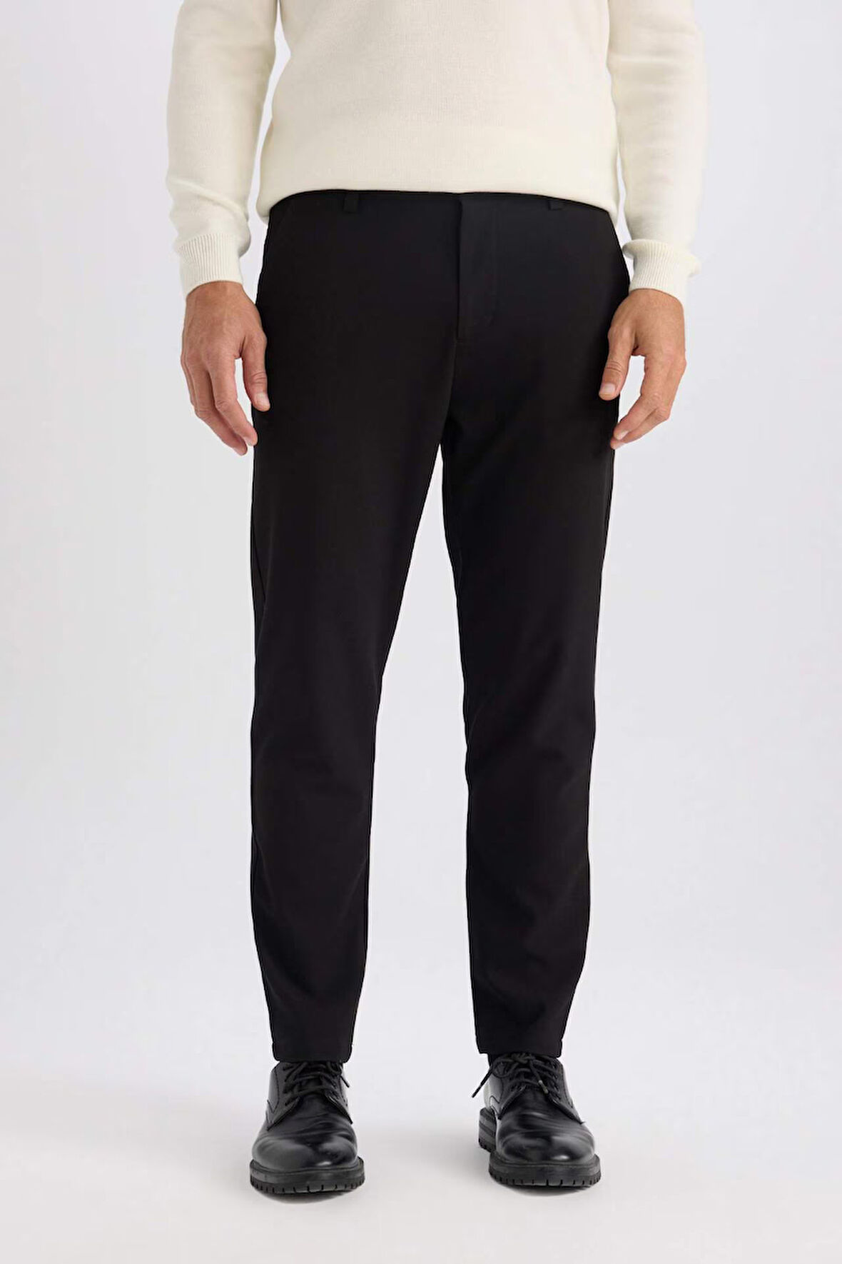 DeFacto Jogger Düz Paça Her Yöne Esneyen Yazlık Kumaş Pantolon B7520AX25SPBK27