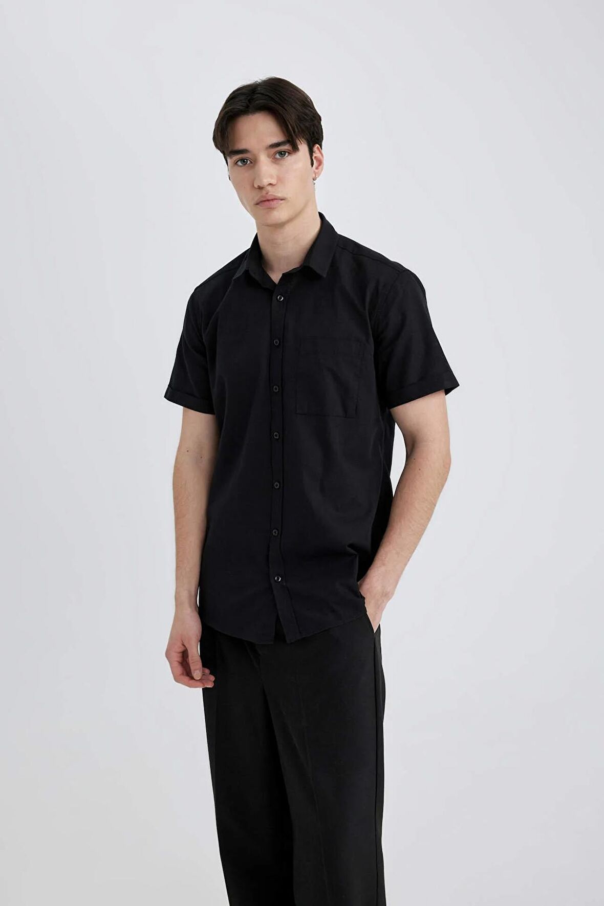 DeFacto Slim Fit Dar Kesim Yazlık Basic Düz %100 Pamuk Kısa Kollu Gömlek R1706AZ24SMBK81