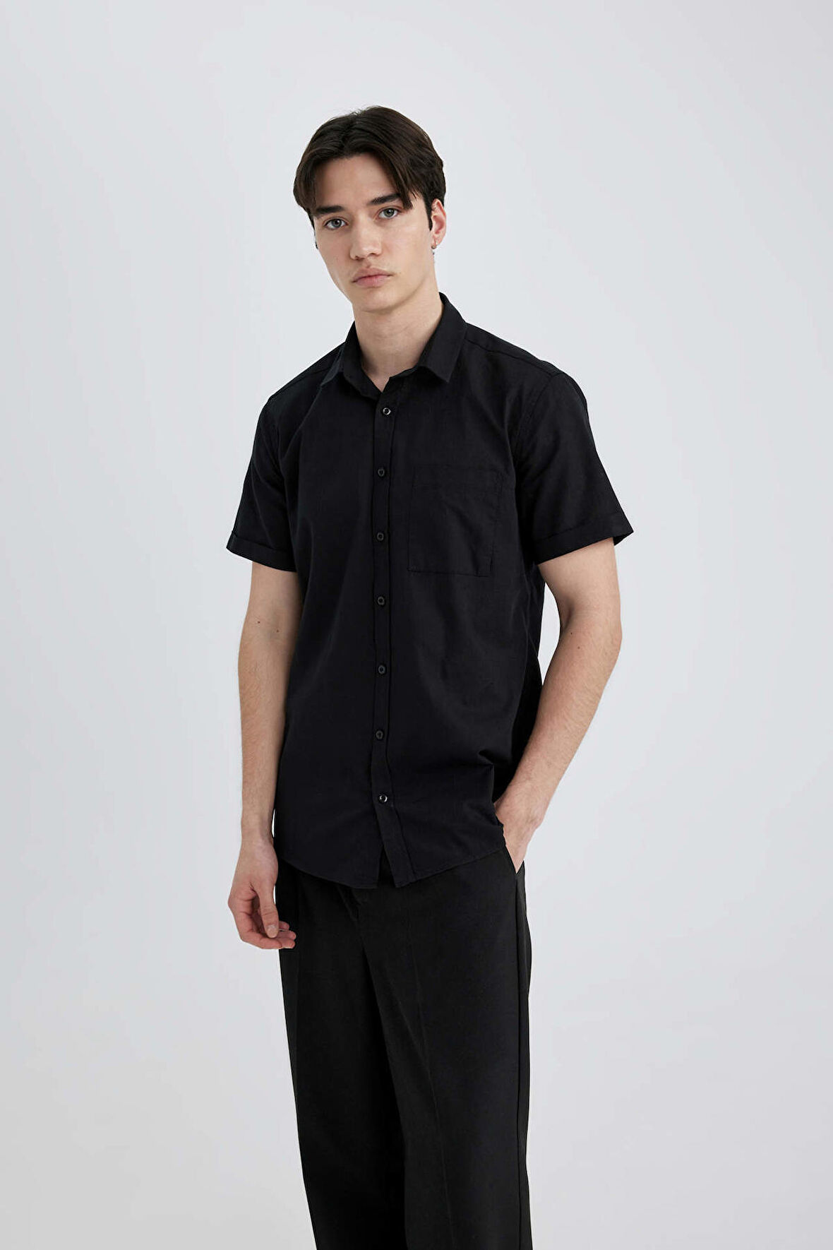 DeFacto Slim Fit Dar Kesim Yazlık Basic Düz %100 Pamuk Kısa Kollu Gömlek R1706AZ24SMBK81