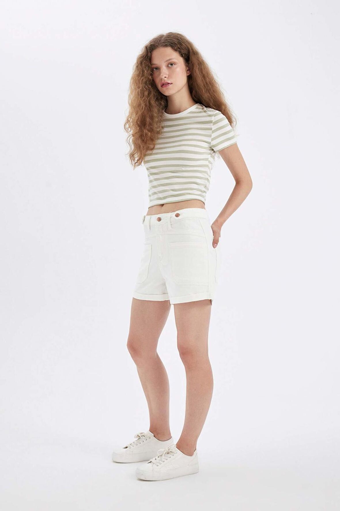 DeFacto Mom Fit Yüksek Bel Katlamalı Paça Jean Şort D4585AX24HSWT1