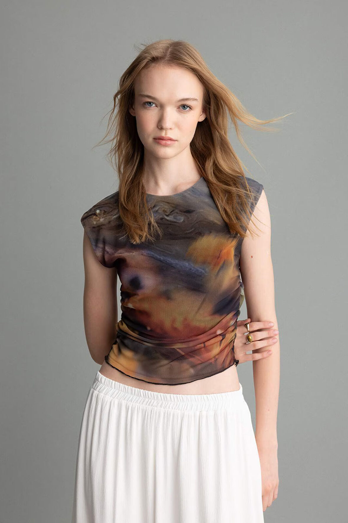 DeFacto Fitted Vücuda Oturan Bisiklet Yaka Desenli Büzgü Detaylı Tül Kısa Kollu Tişört D5323AX24AUYL189