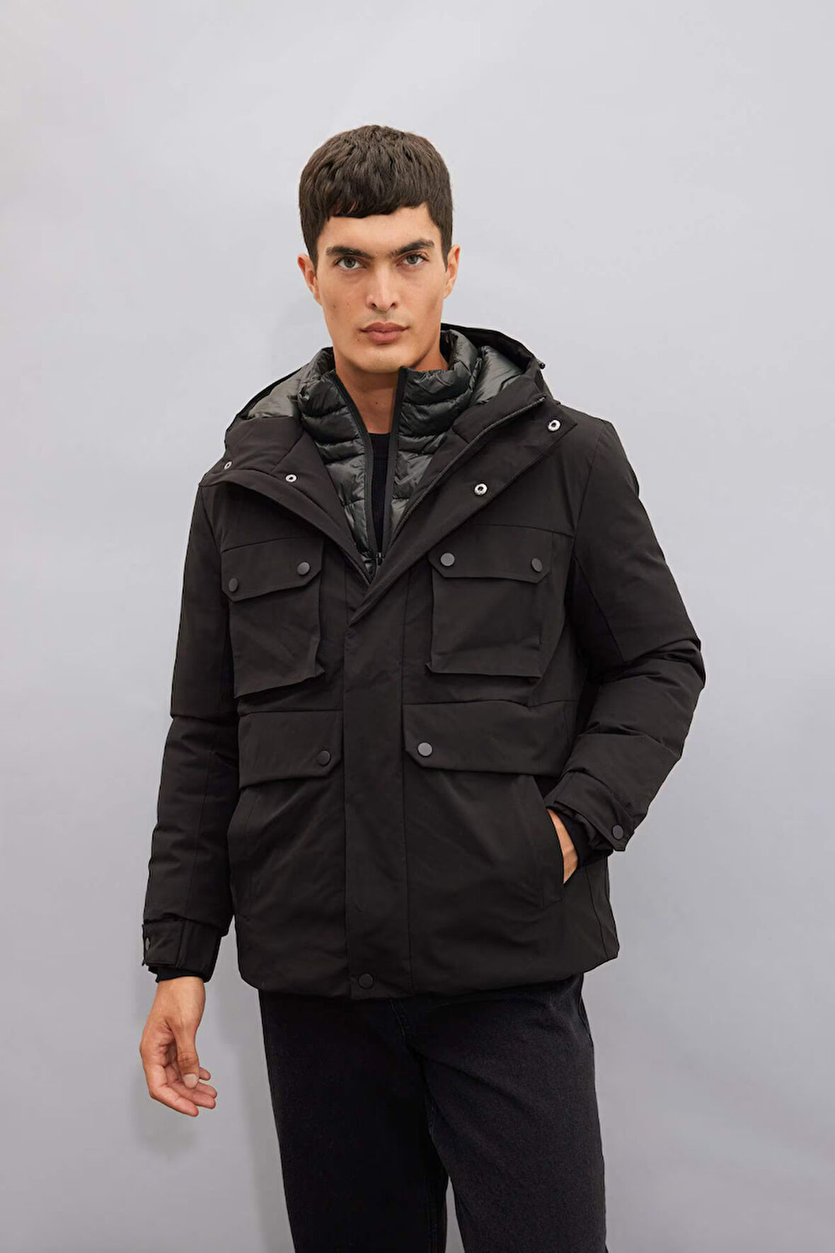 DeFacto Su İtici Slim Fit Mont Dar Kesim Kapüşonlu Fermuarlı Çıtçıt Kapamalı Cepli C7443AX24WNBK27