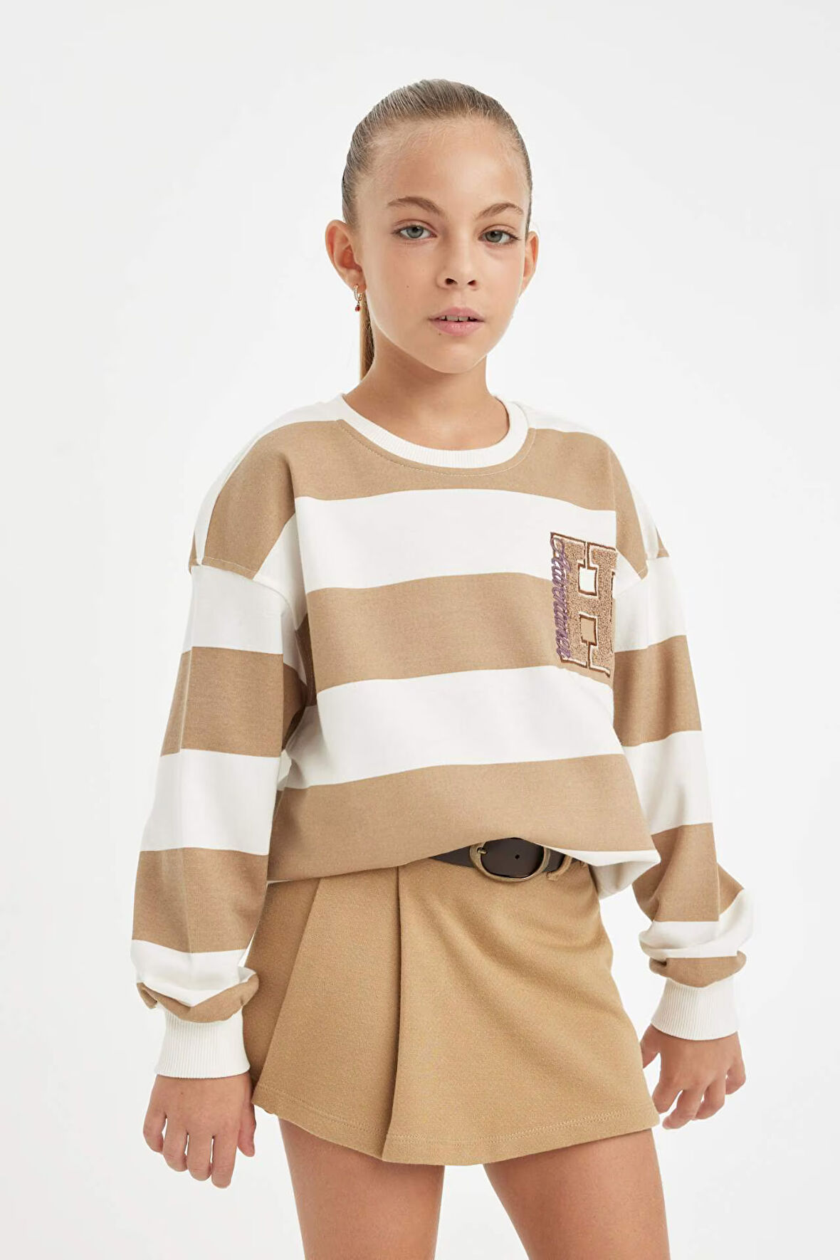 DeFacto Kız Çocuk Relax Fit Bisiklet Yaka Nakışlı Sweatshirt D3862A824AUBG739