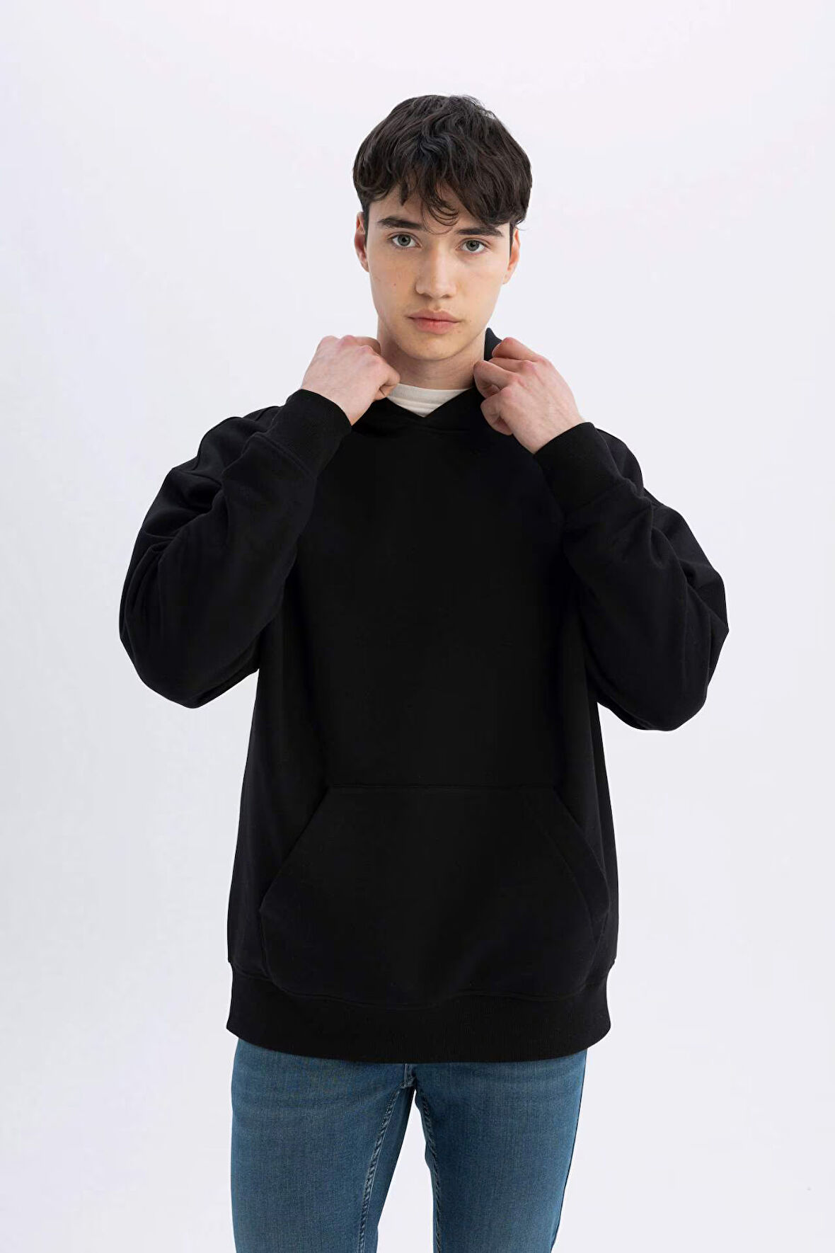 DeFacto Siyah Oversize Geniş Kalıp Kapüşonlu Kanguru Cepli Basic Düz Sweatshirt A4331AX24AUBK81