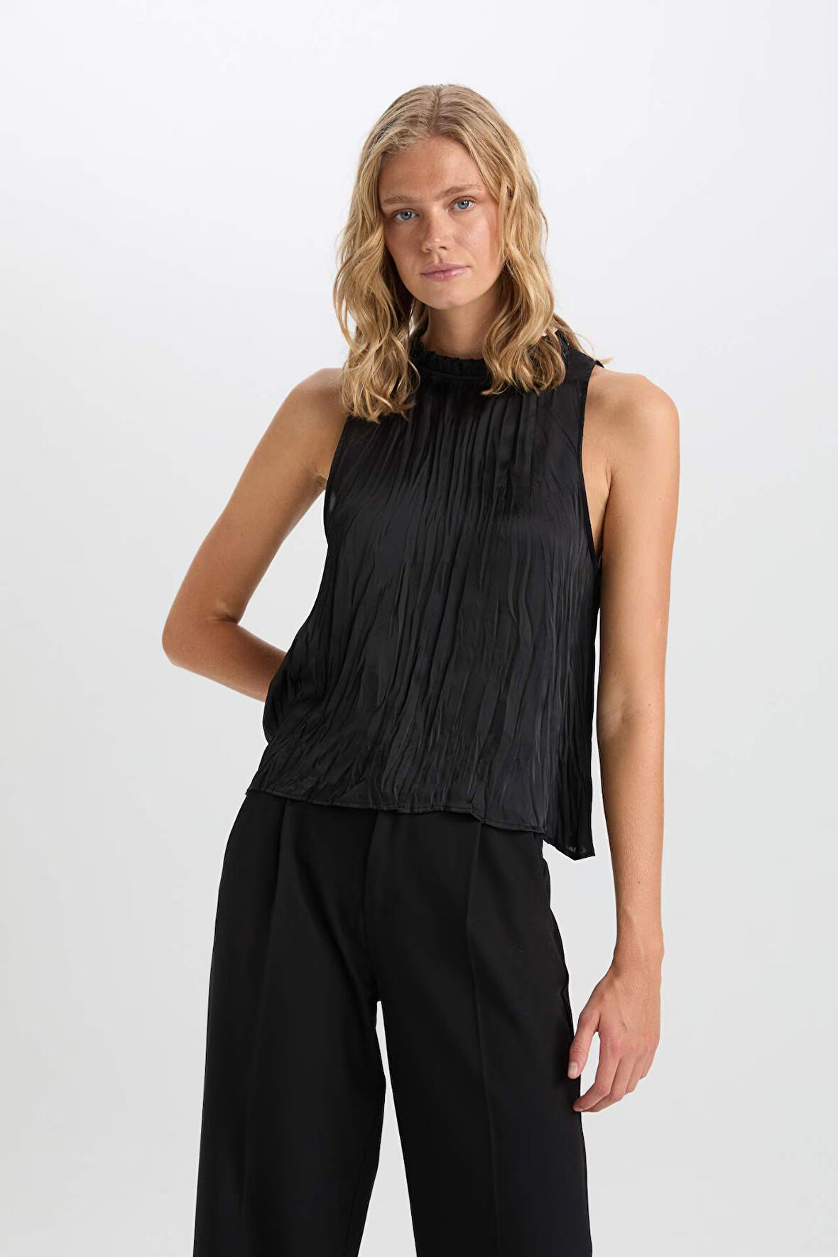 DeFacto Siyah Regular Fit Basic Düz Aerobin Kolsuz Bluz D8507AX24AUBK81