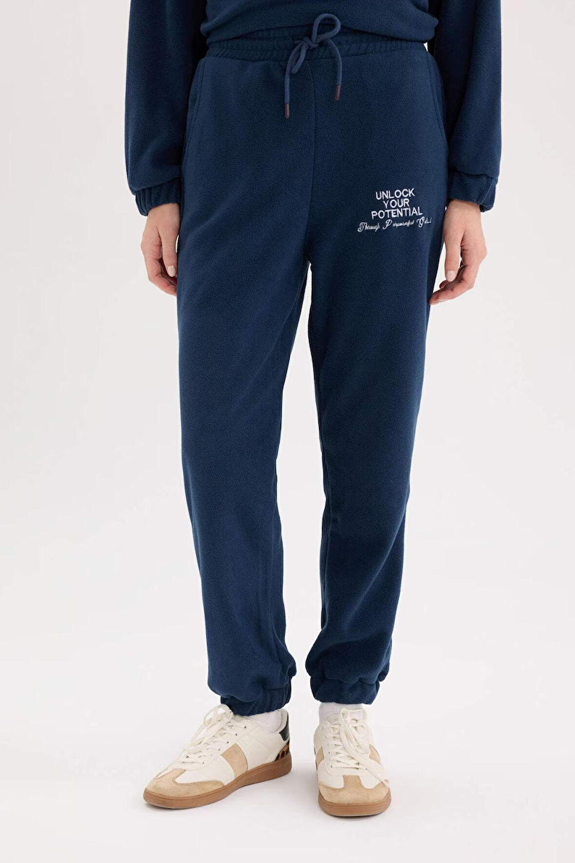 Standart Fit Eşofman Altı Uzun Boy Beli Lastikli Paçası  Ayarlanabilir Lastikli Bağcıklı Cepli Baskılı Polar Kumaş