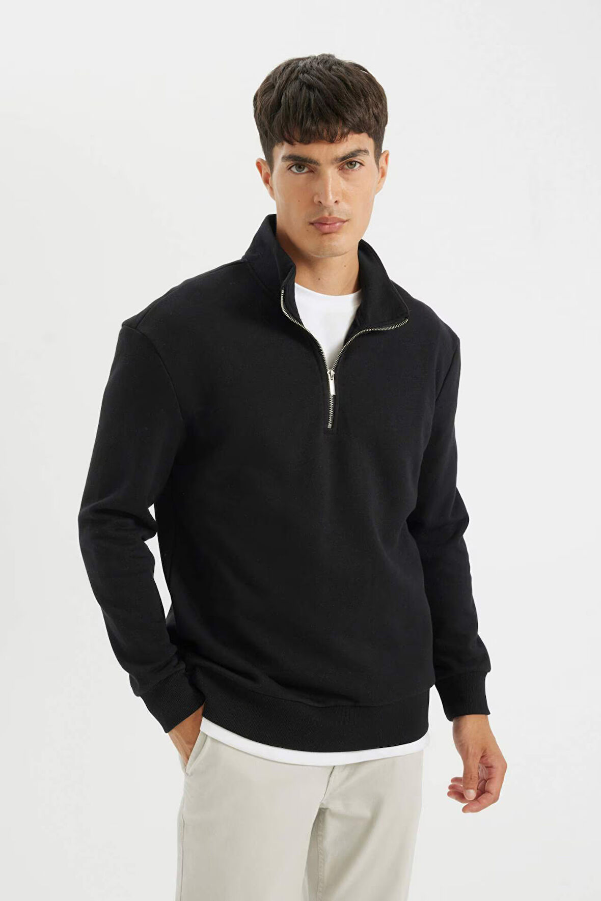DeFacto Comfort Regular Fit Rahat Kalıp Fermuarlı Dik Yaka Basic Düz Sweatshirt X7405AZ24AUBK81