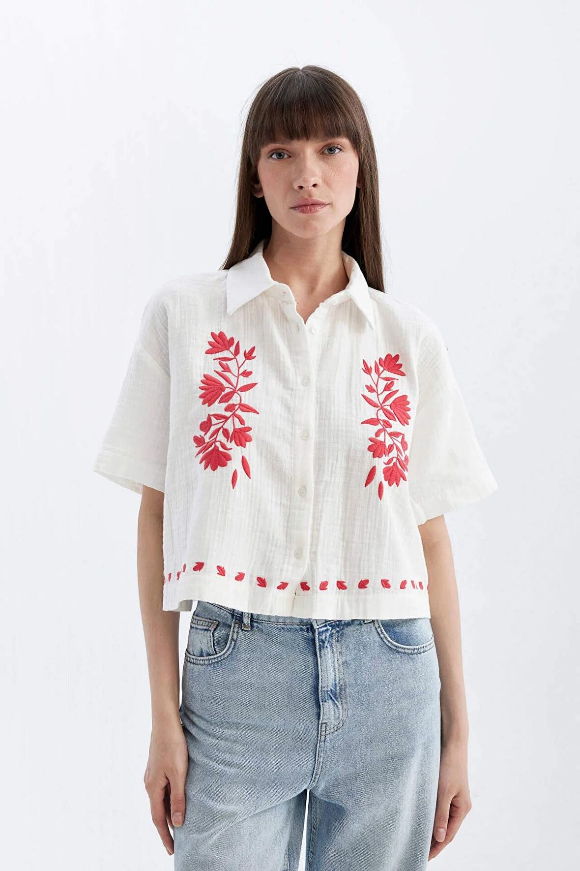 DeFacto Oversize Geniş Kalıp Nakışlı Müslin Kısa Kollu Gömlek D0588AX24SMWT32