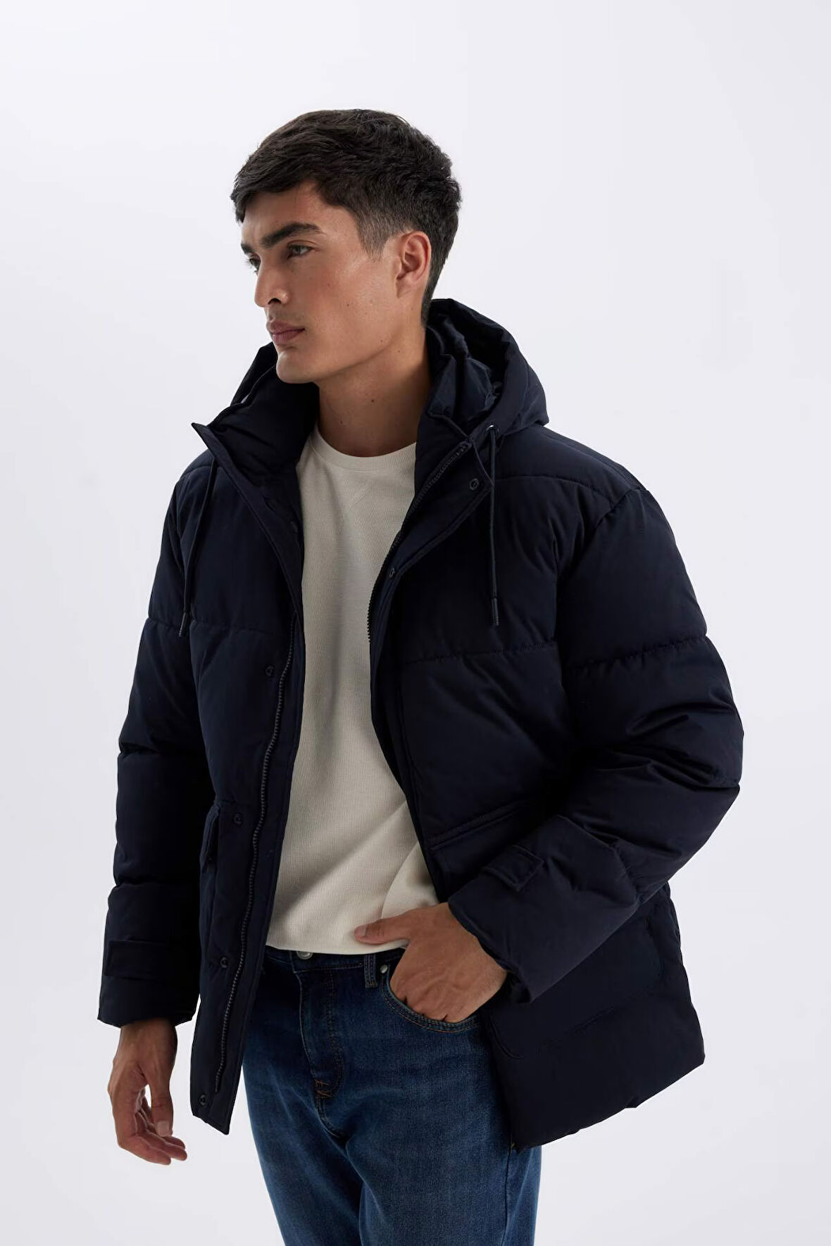 DeFacto 	Slim Fit Dar Kesim Şişme Mont Kapüşonlu Fermuarlı Çift Cepli A3489AX24WNNV256