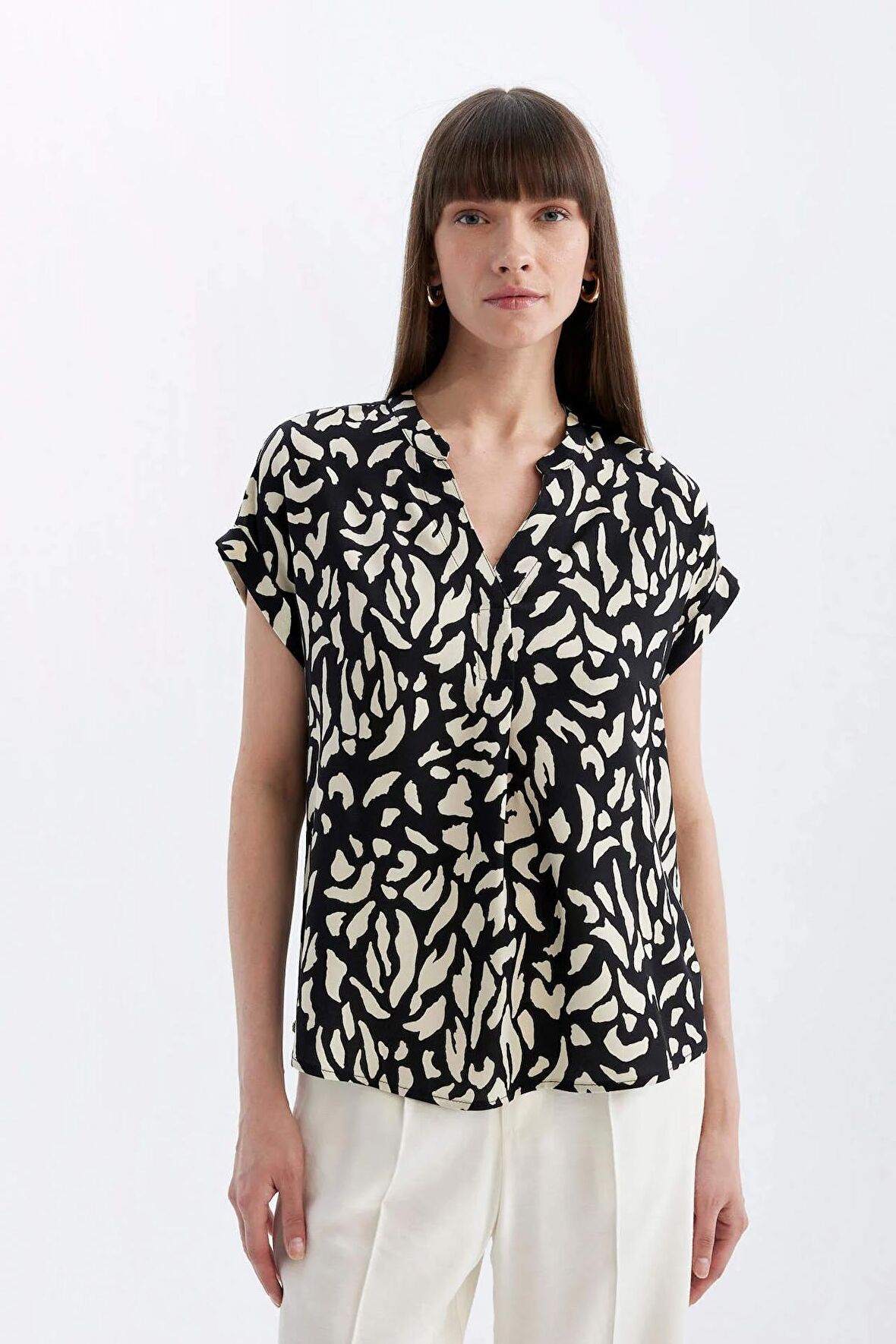 DeFacto Regular Fit Apaş Yaka Desenli Kısa Kollu Bluz D2941AX24SMBK81