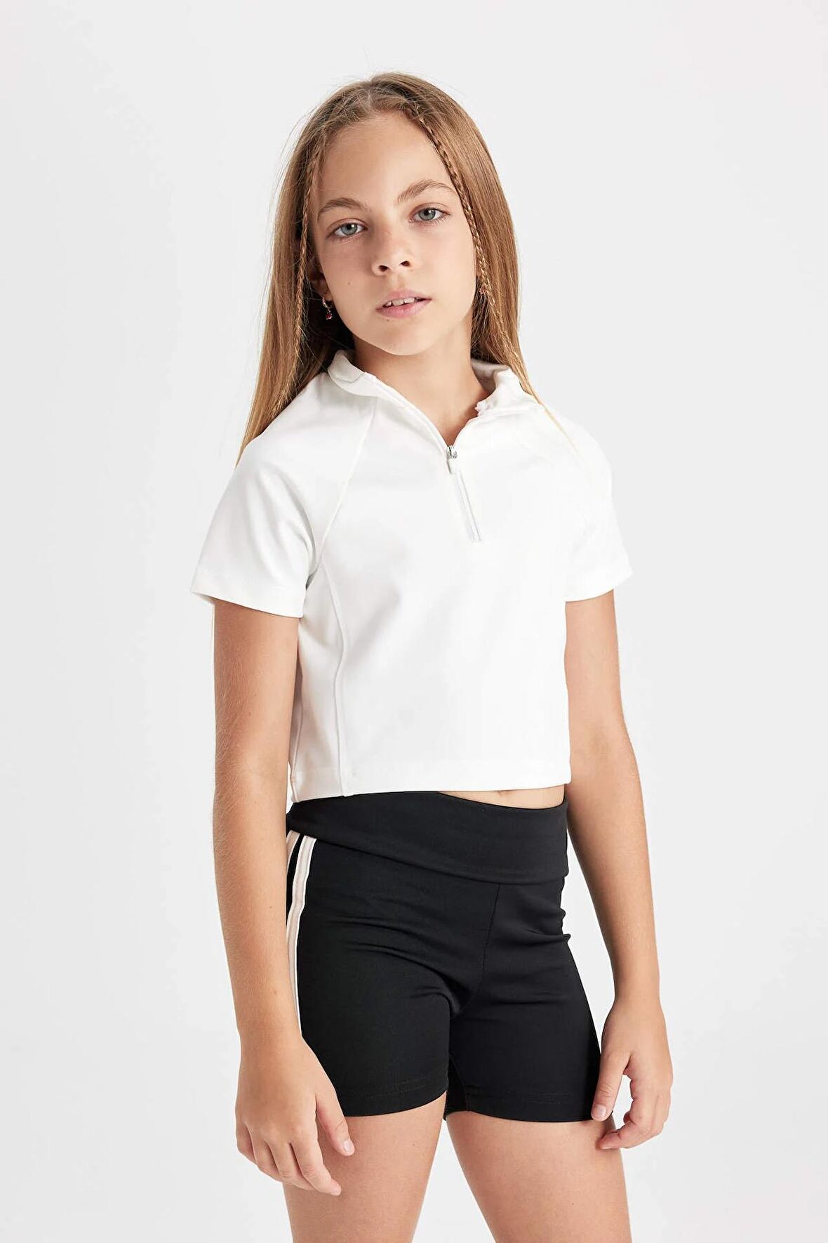 DeFacto Kız Çocuk Relax Fit Dik Yaka Fermuarlı Kısa Kollu Tişört D3634A824SMER100