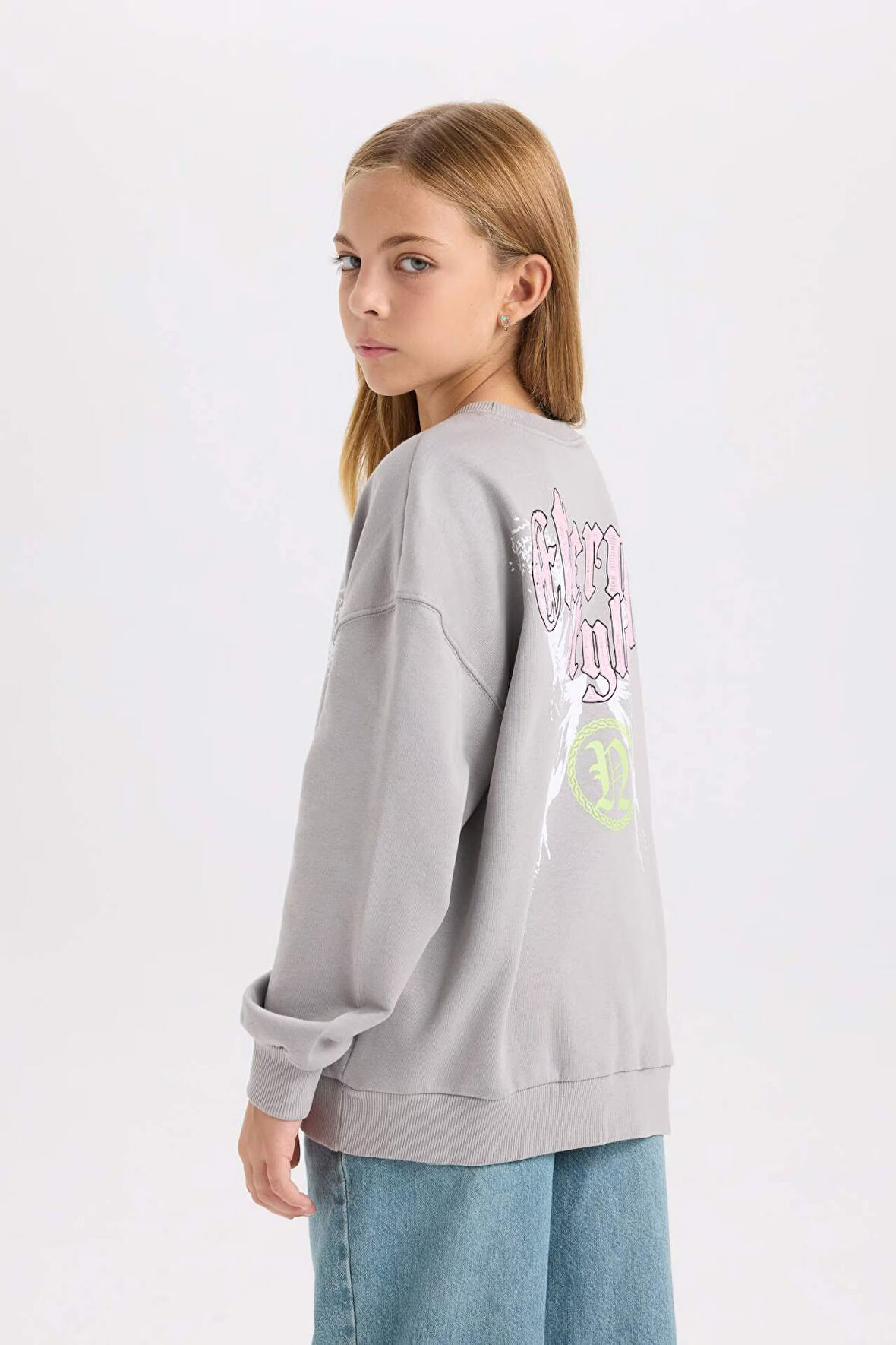 DeFacto Kız Çocuk Gri Oversize Geniş Kalıp Bisiklet Yaka Sırt Baskılı Sweatshirt D6630A824AUGR52