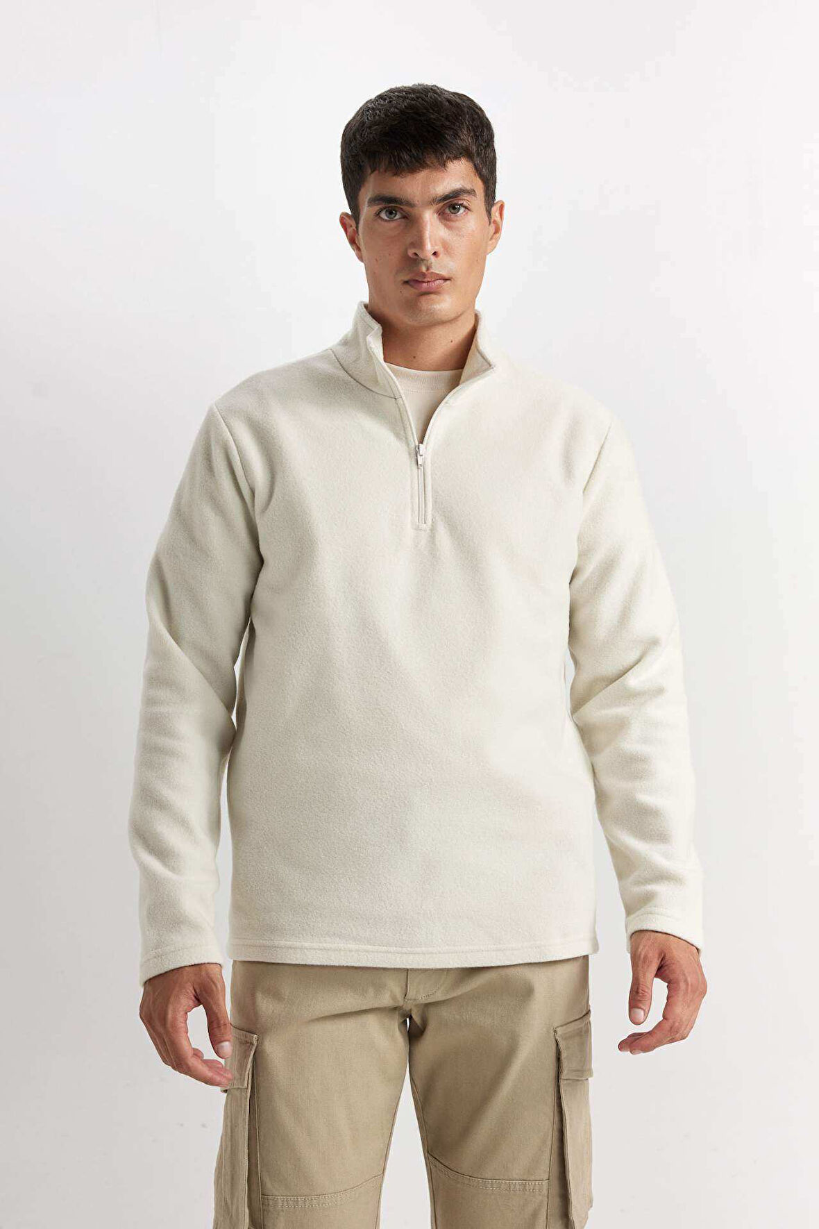 DeFacto Ekru Tüylenme Yapmayan Soğuk Geçirmez Regular Fit Dik Yaka Fermuarlı Polar Sweatshirt Y3996AZNSER117