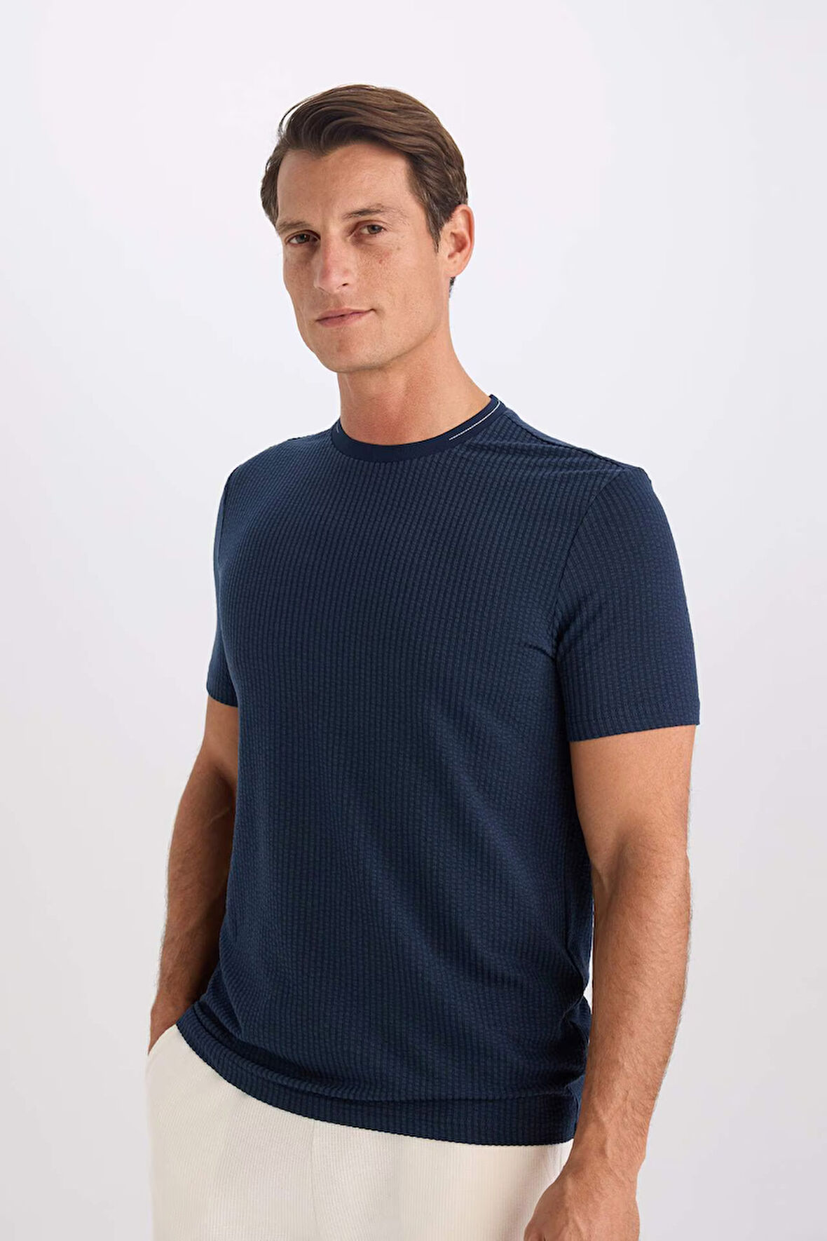 DeFacto Slim Fit Dar Kesim Bisiklet Yaka Krinkıl Kısa Kollu Tişört D7225AX25SPNV64
