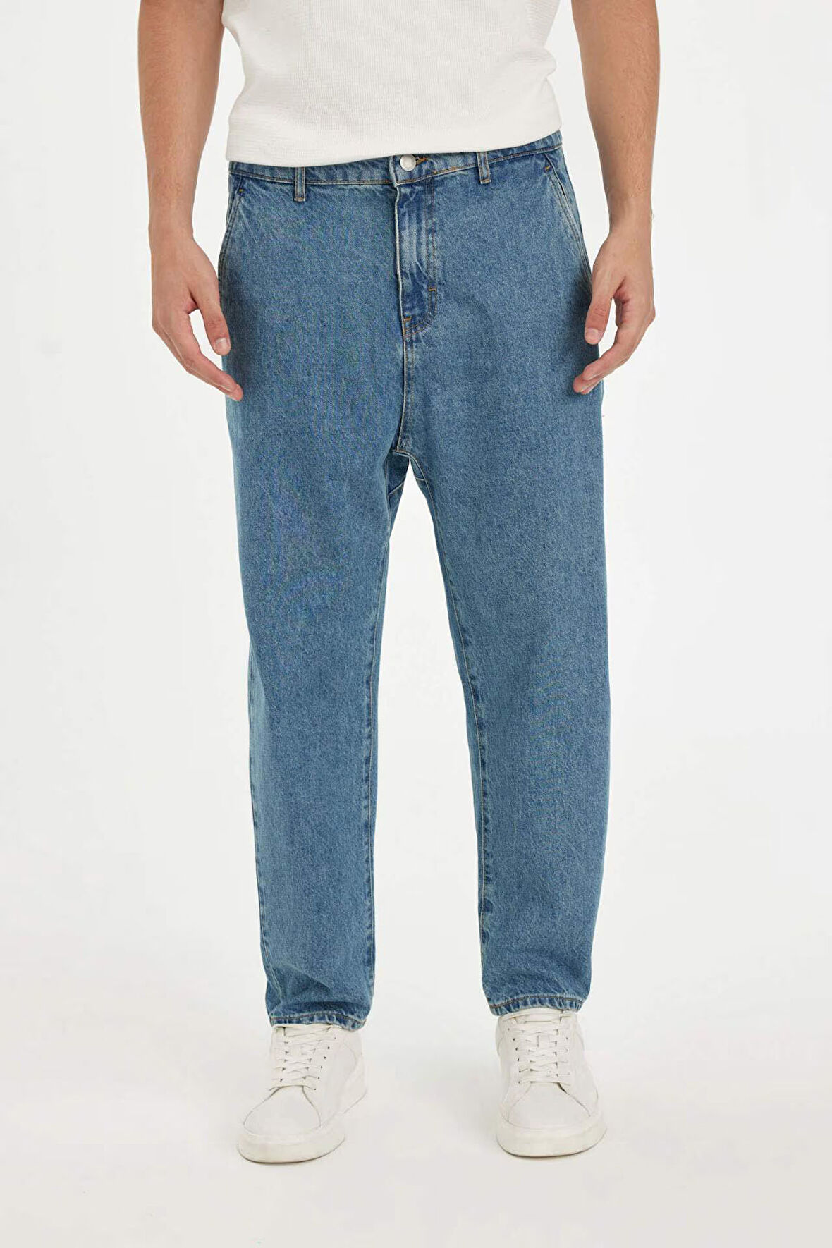 Relaxed Slouchy Fit Havuç Kalıp Normal Bel Daralan Paça Jean Kar Yıkamalı Pantolon
