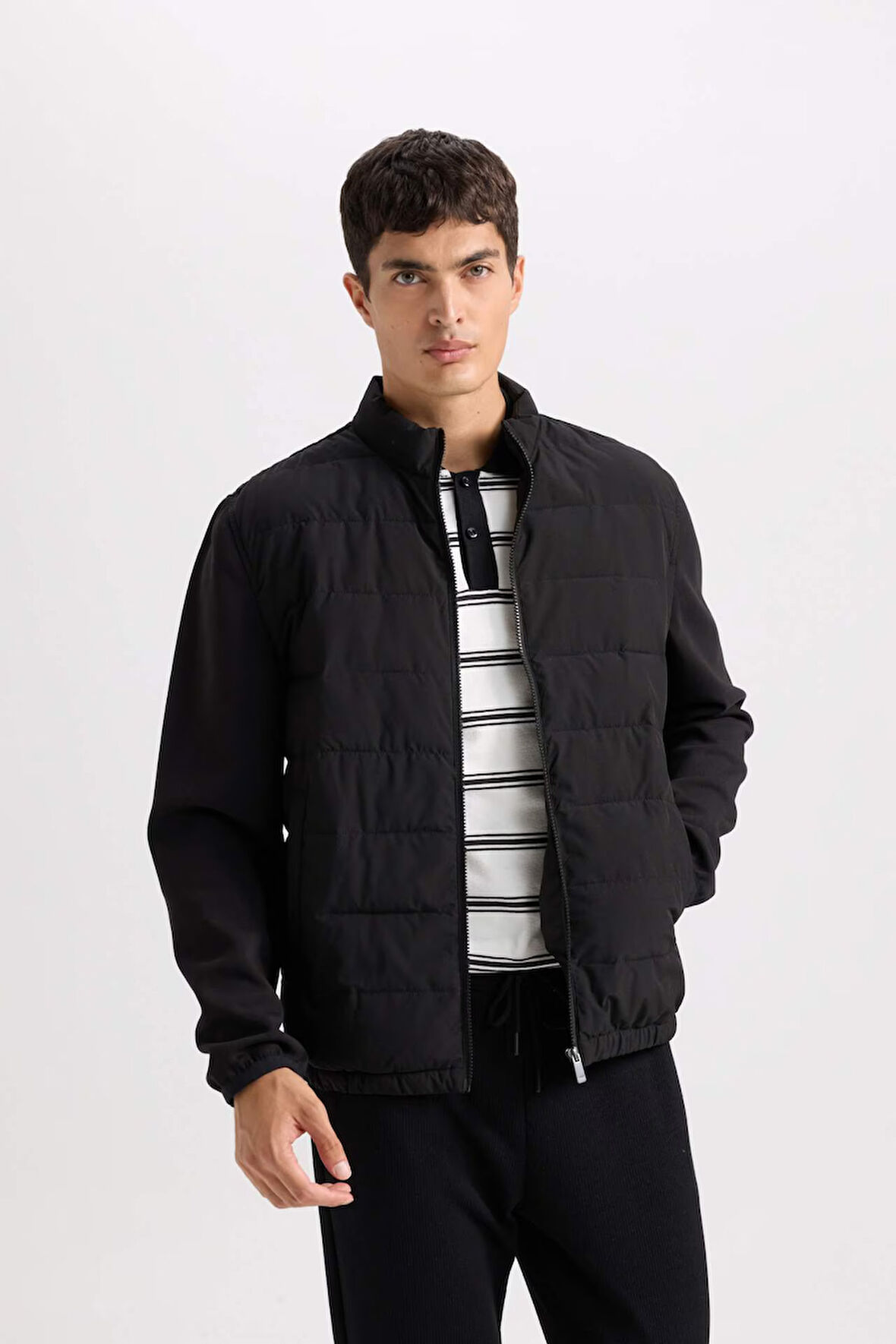 Slim Fit Dar Kesim Dik Yaka Lastikli ve Fermuarlı Su Geçirmez Mont