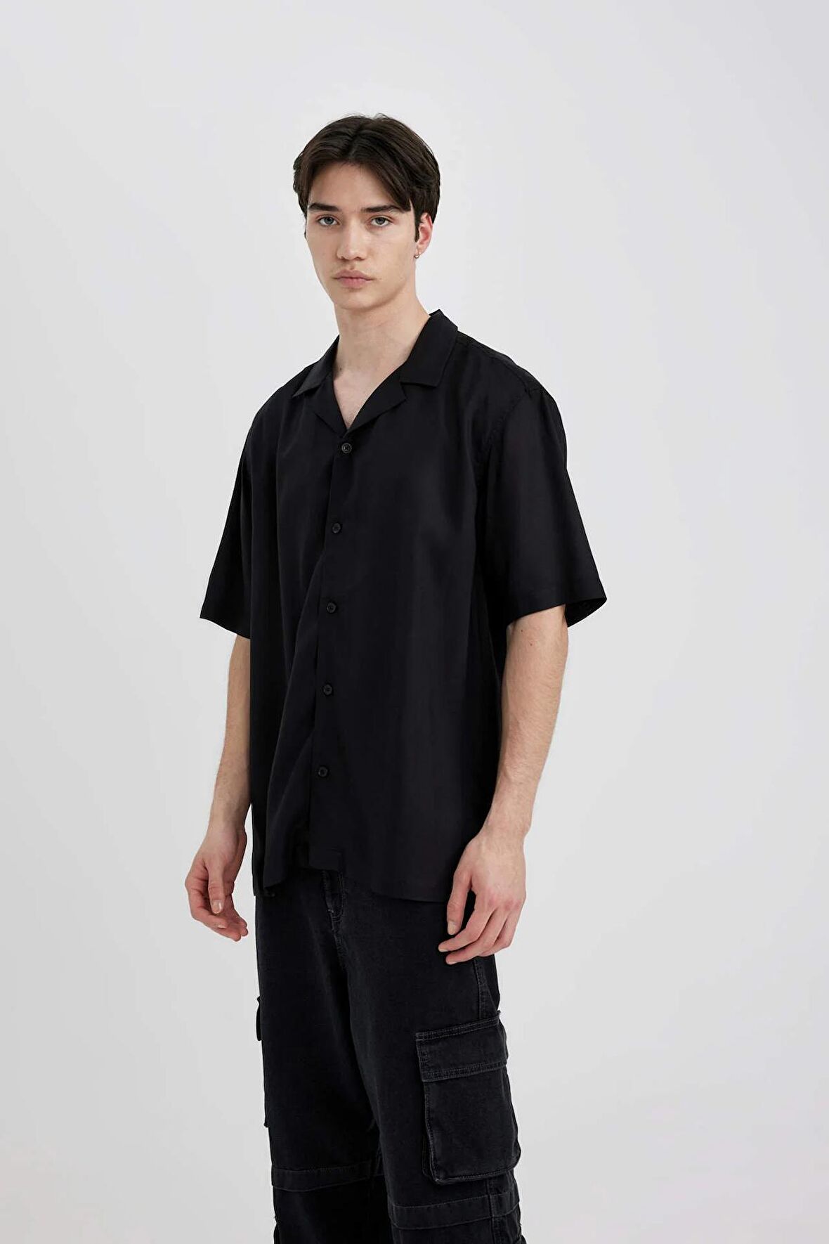 DeFacto Regular Fit Yazlık Apaş Yaka Viskon Basic Düz Kısa Kollu Gömlek C4735AX24SMBK81