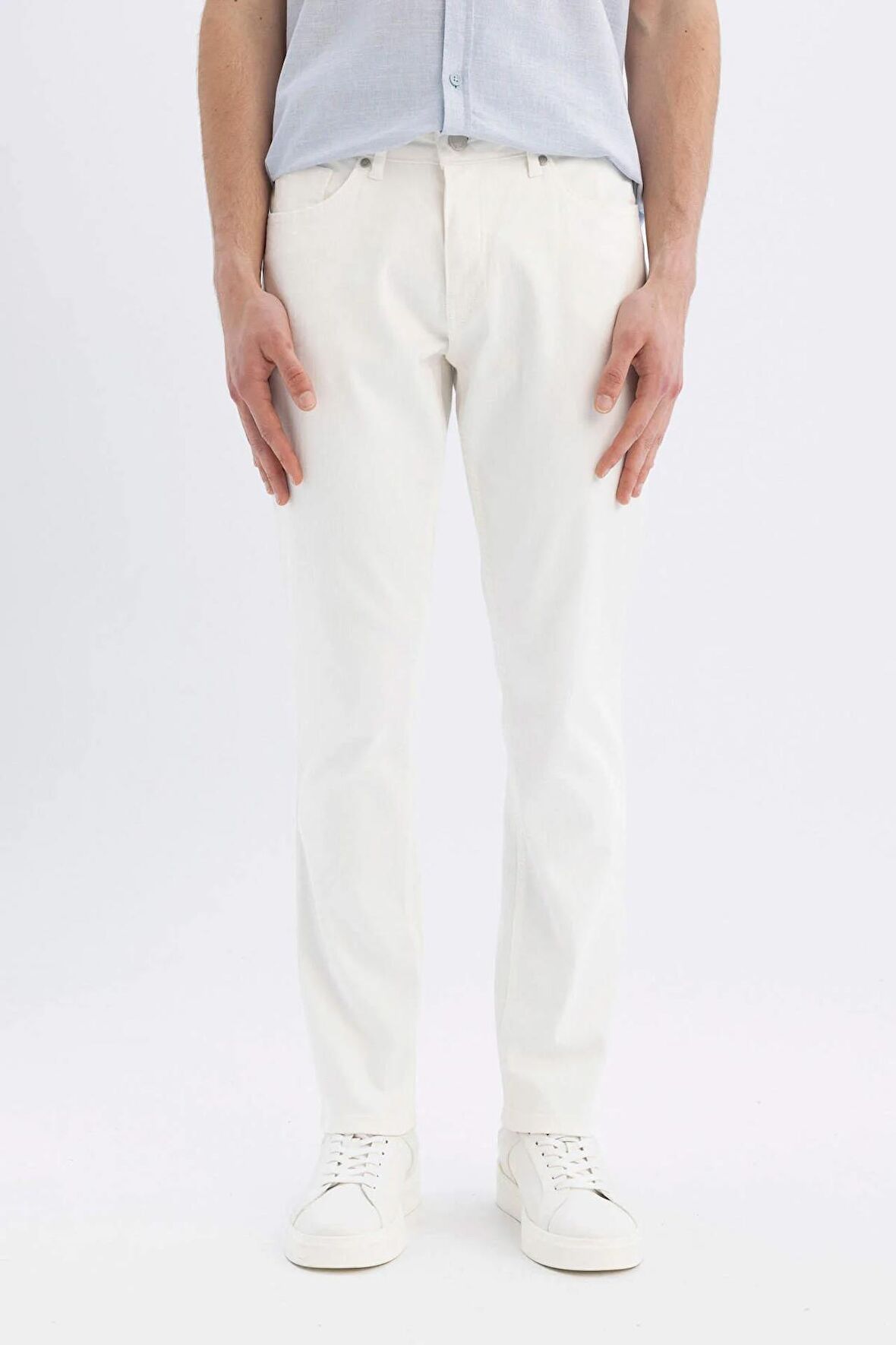 DeFacto Pedro Slim Fit Dar Kalıp Normal Bel Dar Paça Beyaz Jean Pantolon D1977AX24SMWT34