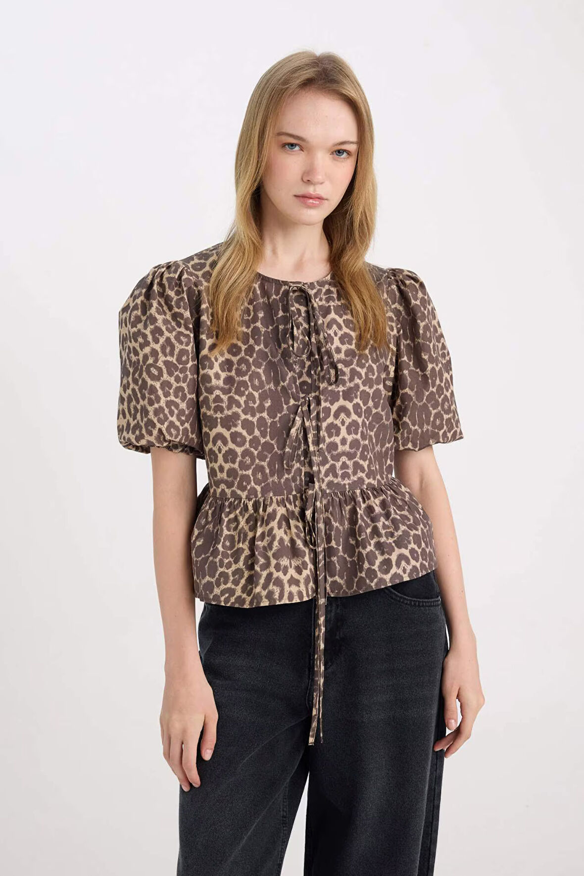 DeFacto Regular Fit Yuvarlak Yaka Leopar Desenli Önden Bağlamalı Poplin Kısa Kollu Bluz E2670AX24AUBG280