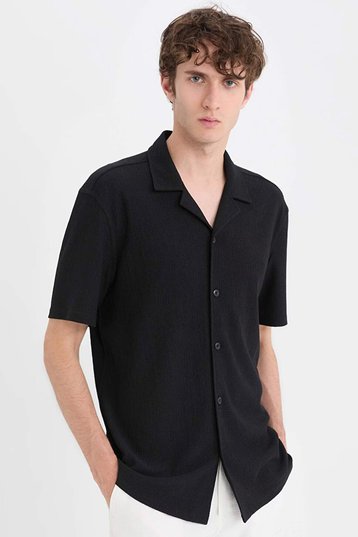 DeFacto 	Modern Fit Polo Yaka Dokulu Penye Kısa Kollu Siyah Gömlek C4125AX25SMBK81