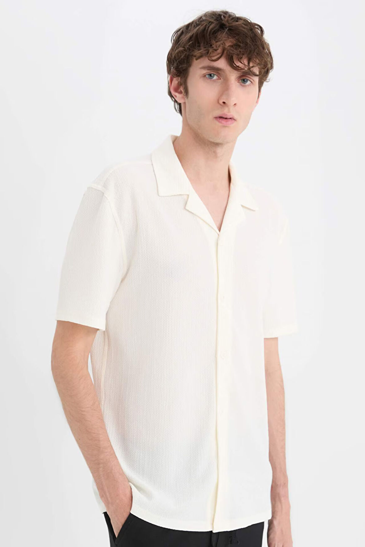 DeFacto Modern Fit Dokulu Penye Kısa Kollu Beyaz Gömlek C4125AX25SMWT16
