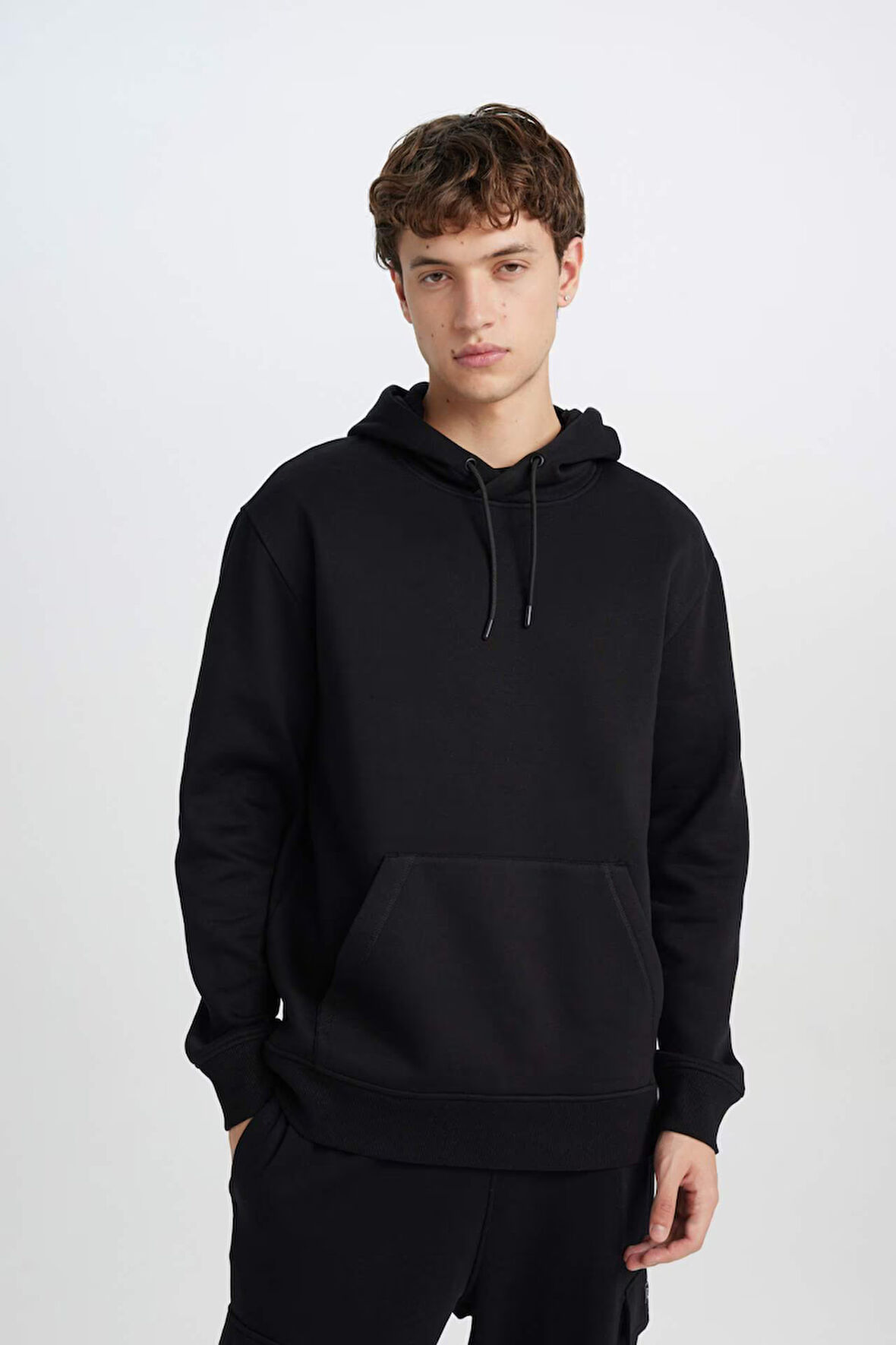 DeFacto Regular Fit Kapüşonlu Kanguru Cepli İçi Yumuşak Tüylü Basic Düz Sweatshirt X8283AZ25SPBK81