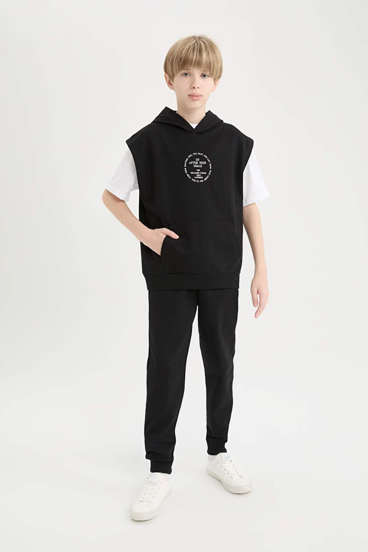 DeFacto Erkek Çocuk 3'lü Takım Kapüşonlu Kolsuz Baskılı Sweatshirt Kısa Kollu Tişört Beli Paçası Lastikli Eşofman Altı D9912A825SPBK81