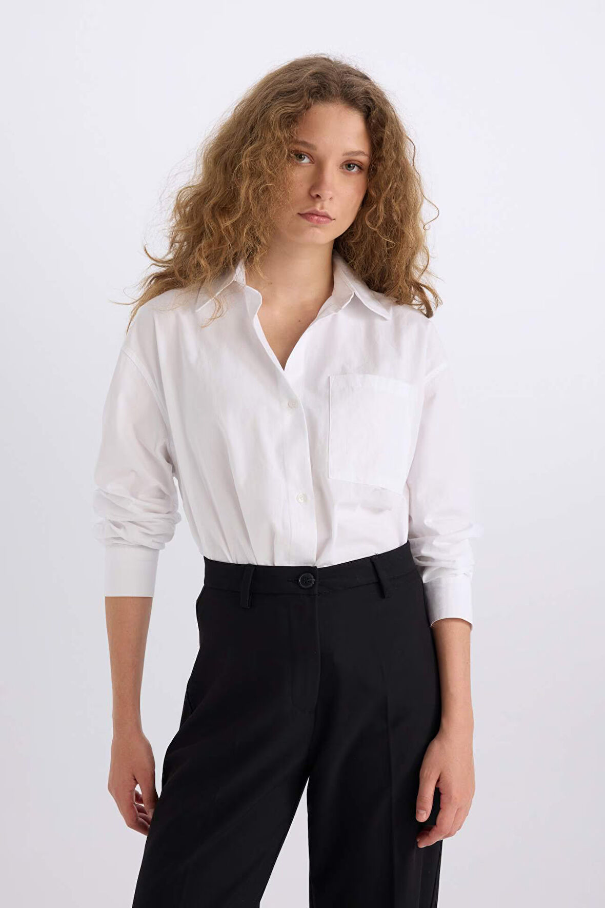 DeFacto Oversize Geniş Kalıp Tek Cepli Poplin Uzun Kollu Gömlek D9174AX24AUWT36