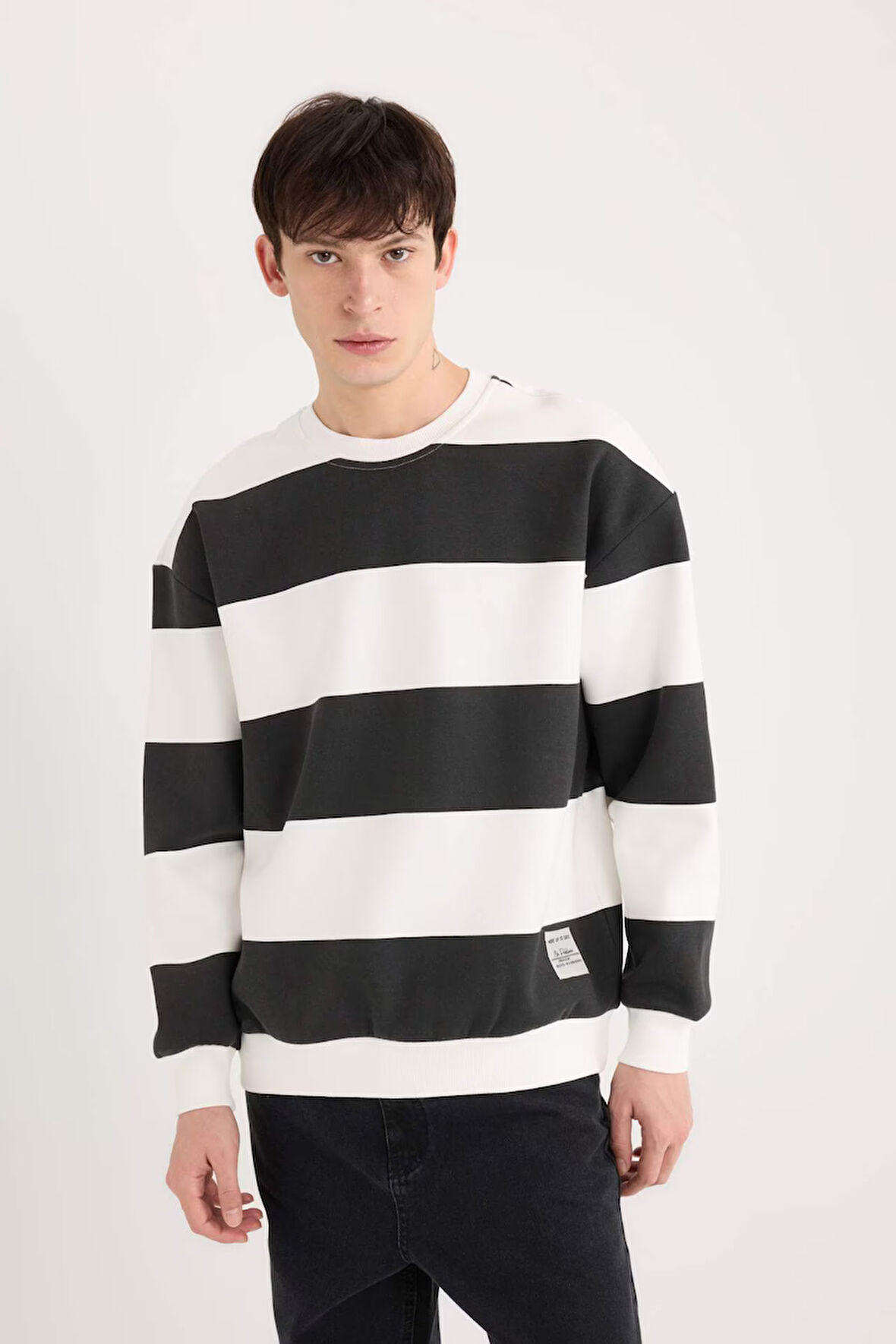 DeFacto 	Boxy Fit Bisiklet Yaka Çizgili Dokuma Etiketli Sweatshirt A9066AX24AUBK81