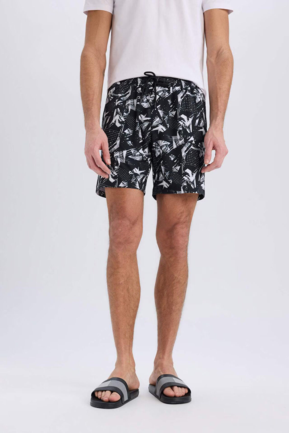 DeFactoFit Regular Fit Baskılı Esnek Dokulu Diz Boyu Sporcu Deniz Şortu B5994AX25HSBK81