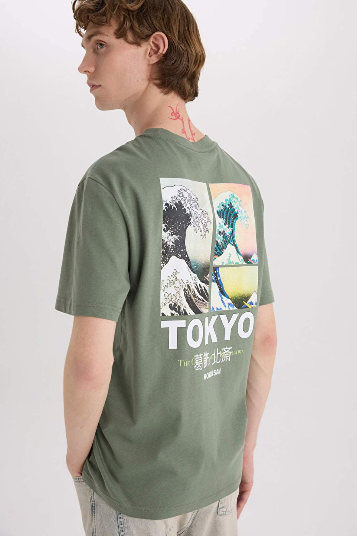 DeFacto %100 Pamuk Art Hokusai Regular Fit Bisiklet Yaka Sırt Baskılı Kısa Kollu Tişört D6914AX25SPKH430
