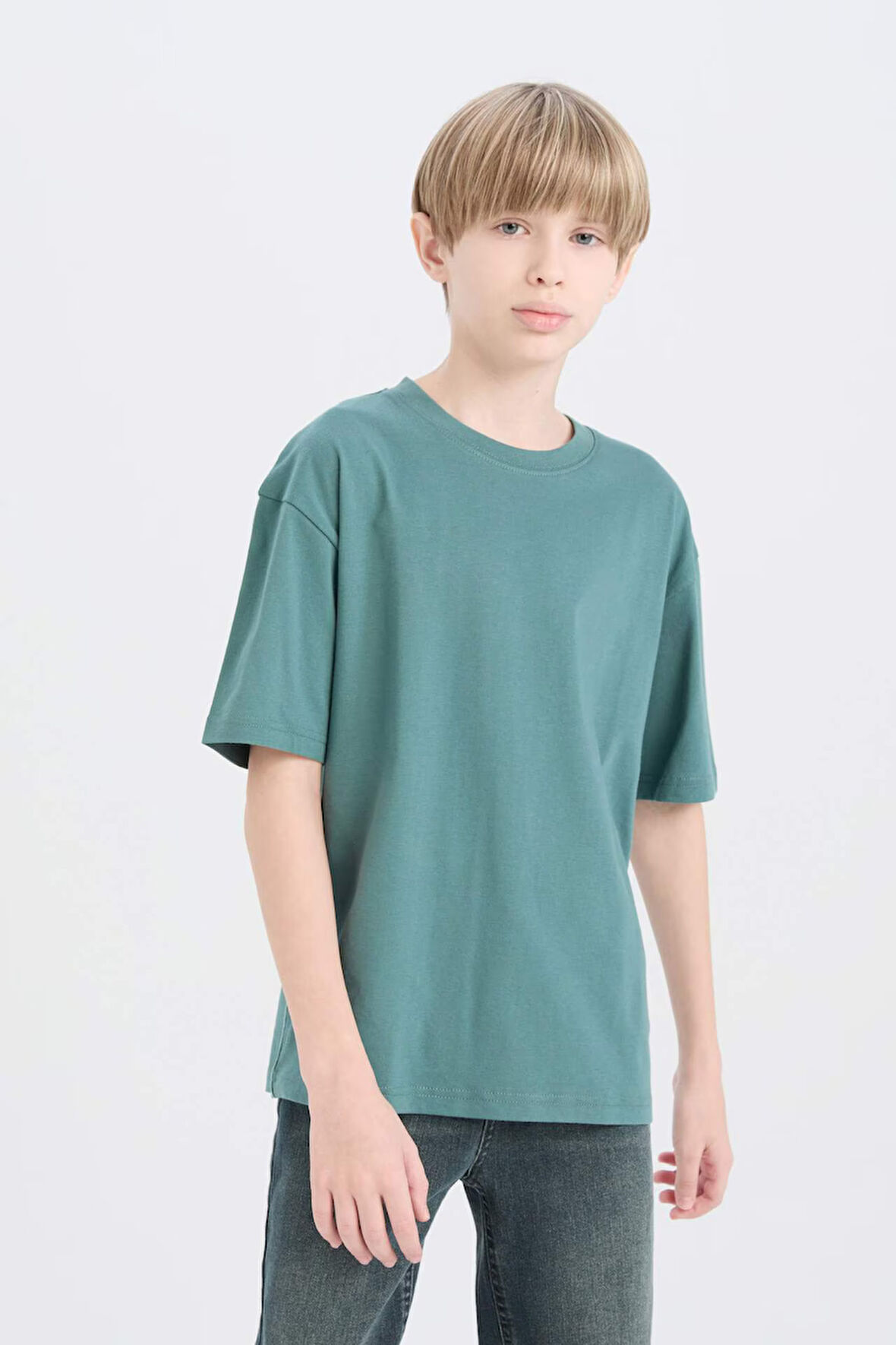 DeFacto Erkek Çocuk Oversize Geniş Kalıp Bisiklet Yaka Basic Düz Kısa Kollu Tişört B5927A825SMGN469