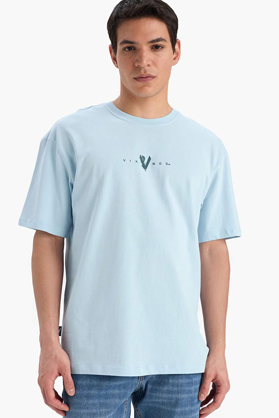 DeFacto %100 Pamuk Vikings Comfort Regular Fit Rahat Kalıp Bisiklet Yaka Sırt Baskılı Kısa Kollu Tişört B8092AX25SPBE304
