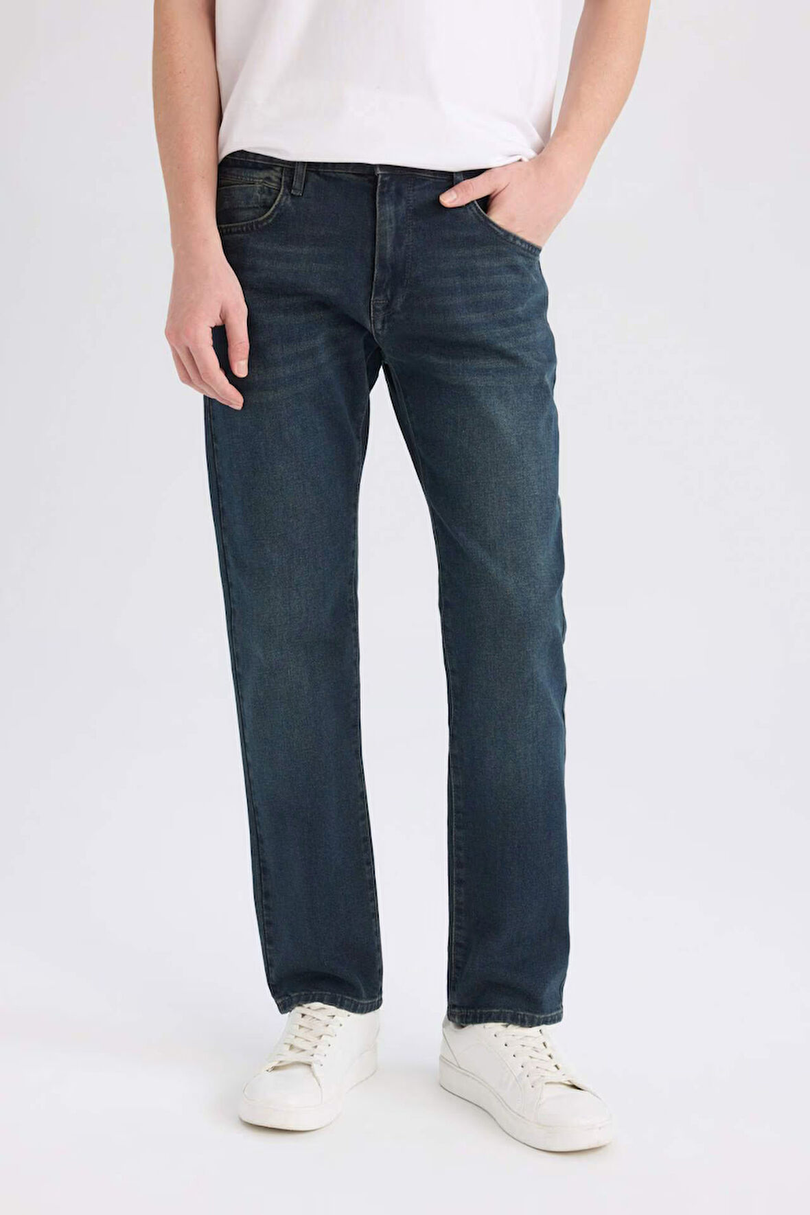 DeFacto Sergio Regular Fit Normal Kalıp Normal Bel Boru Paça Jean Pantolon E5393AX25SPNM83