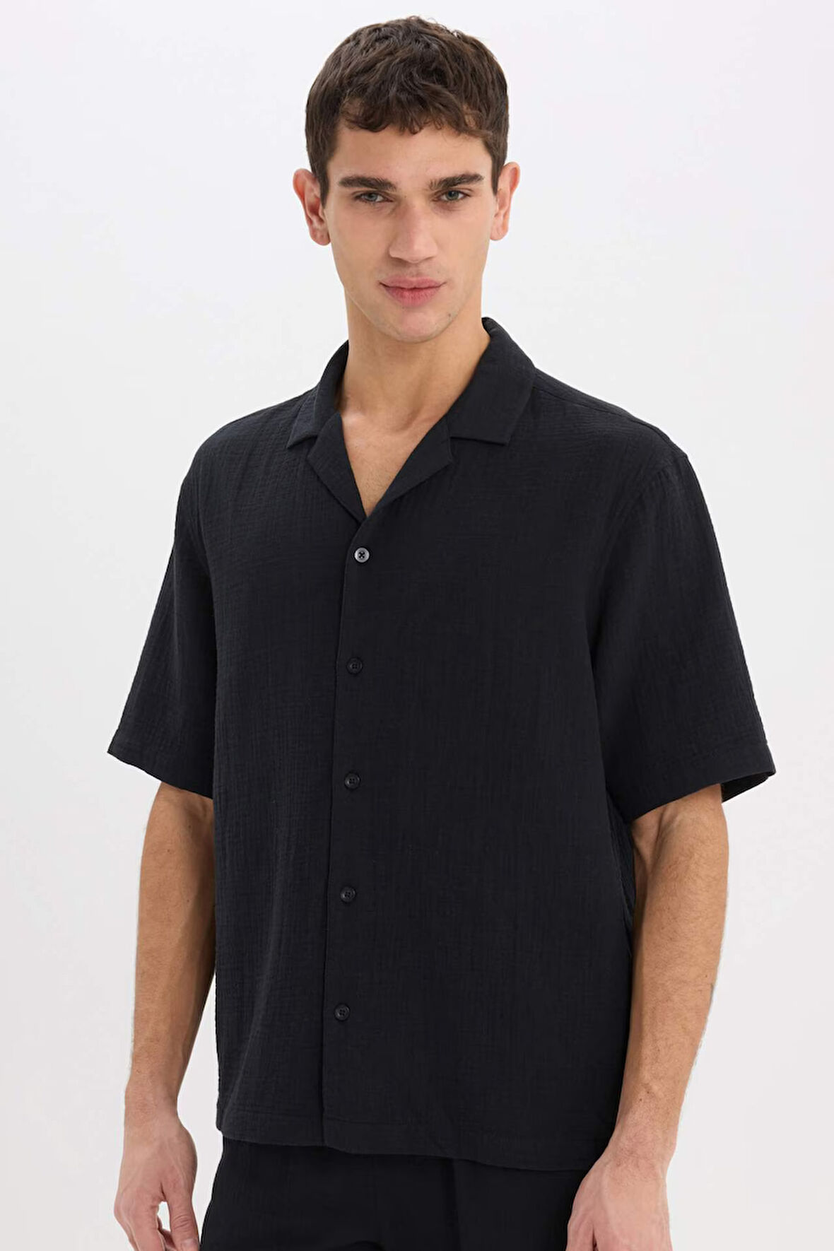 DeFacto %100 Pamuk Relax Fit Pamuklu Yazlık Müslin Kısa Kollu Siyah Gömlek C7578AX25SMBK81