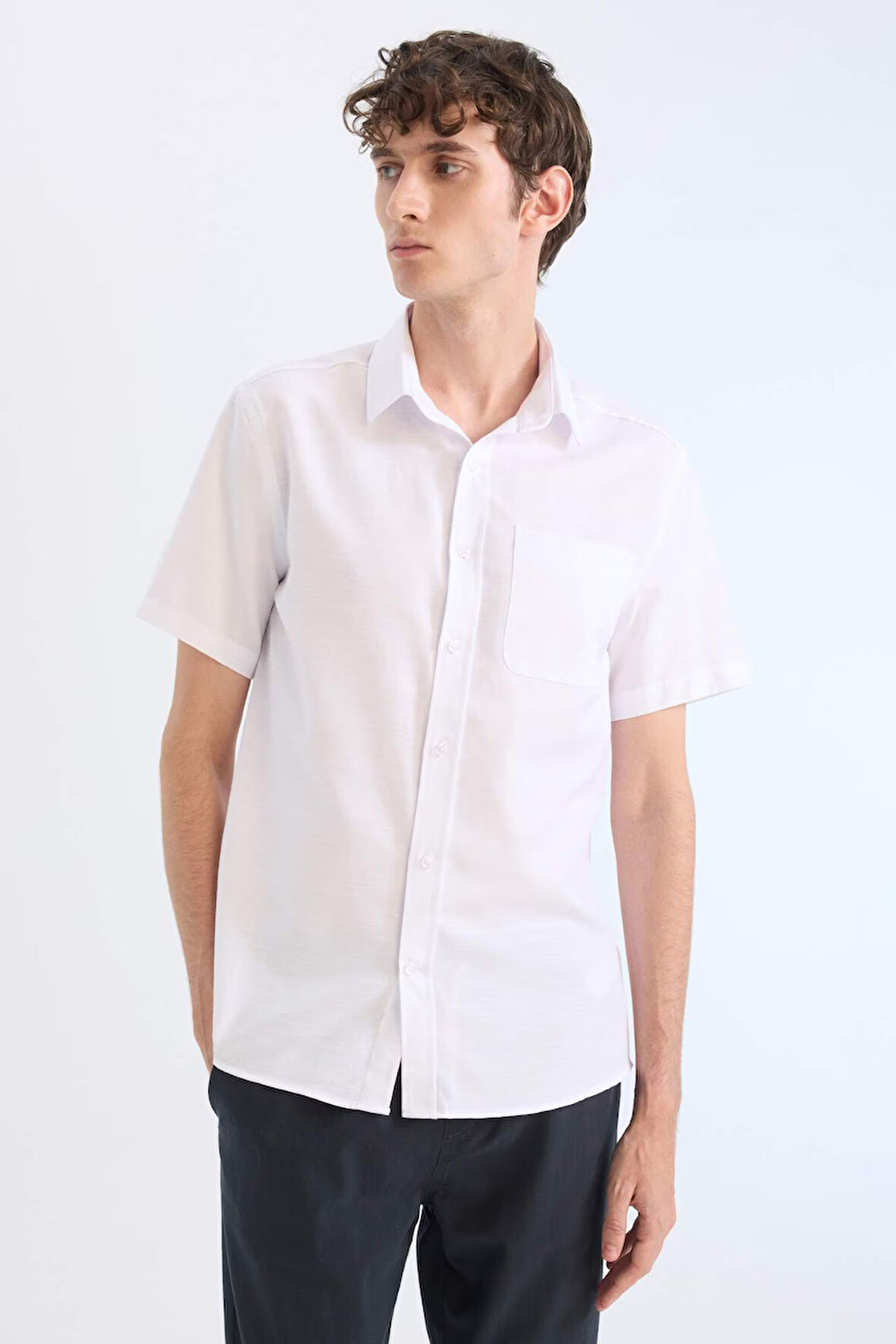 DeFacto Modern Fit Yazlık Polo Yaka Basic Düz Kısa Kollu Beyaz Gömlek E5077AX25SMWT34