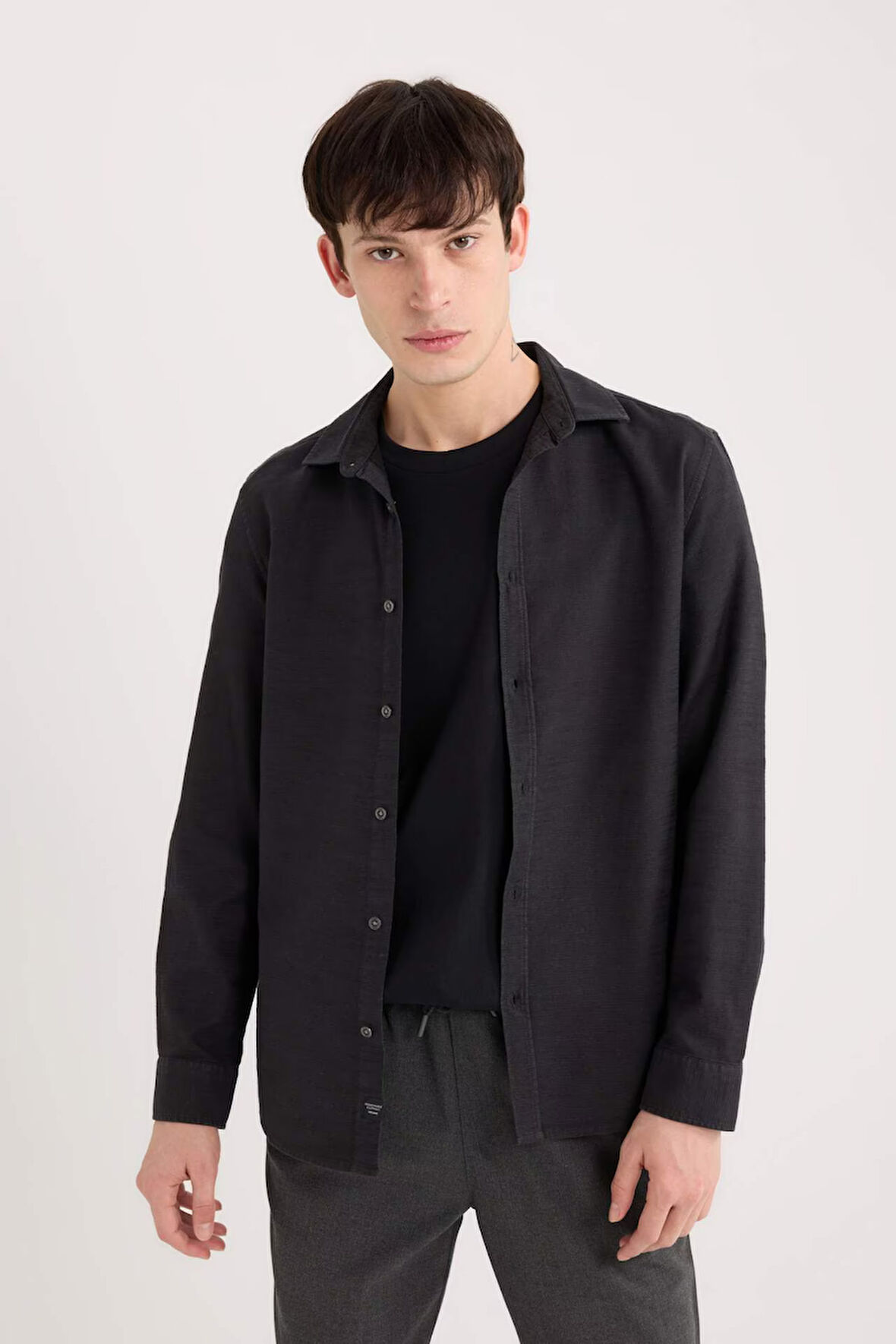 DeFacto Slim Fit Dar Kesim Pamuklu Basic Düz Uzun Kollu Siyah Gömlek A4644AX25SPBK81