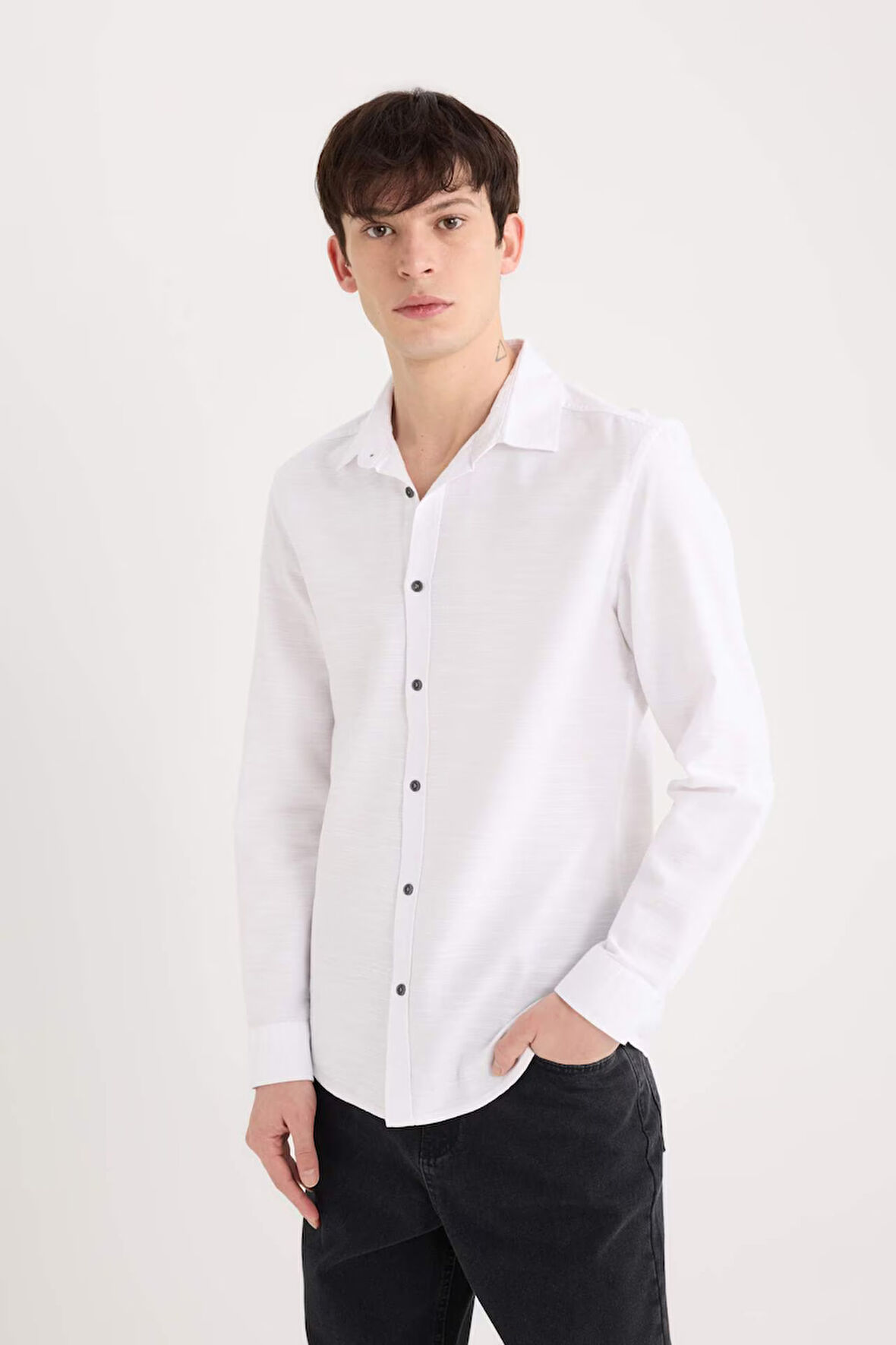 DeFacto Slim Fit Dar Kesim Pamuklu Basic Düz Uzun Kollu Beyaz Gömlek A4644AX25SPWT34