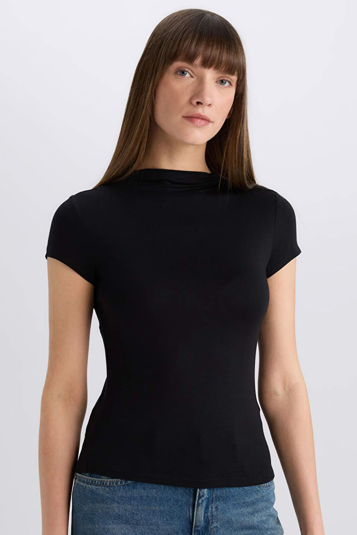 DeFacto Slim Fit Dar Kesim Yarım Balıkçı Yaka Soft Touch Kısa Kollu Tişört E5906AX25SPBK81