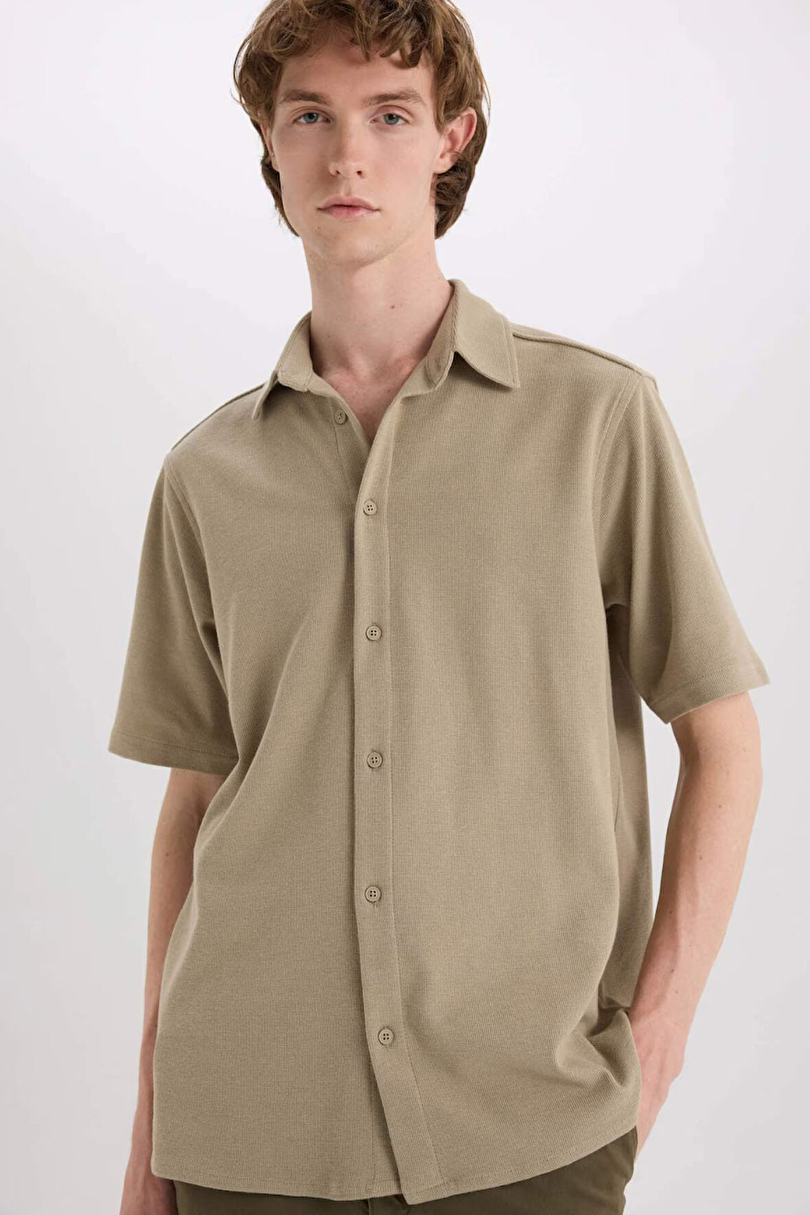 DeFacto Regular Fit Yazlık Pamuklu Kısa Kollu Gömlek D1902AX25SMKH488