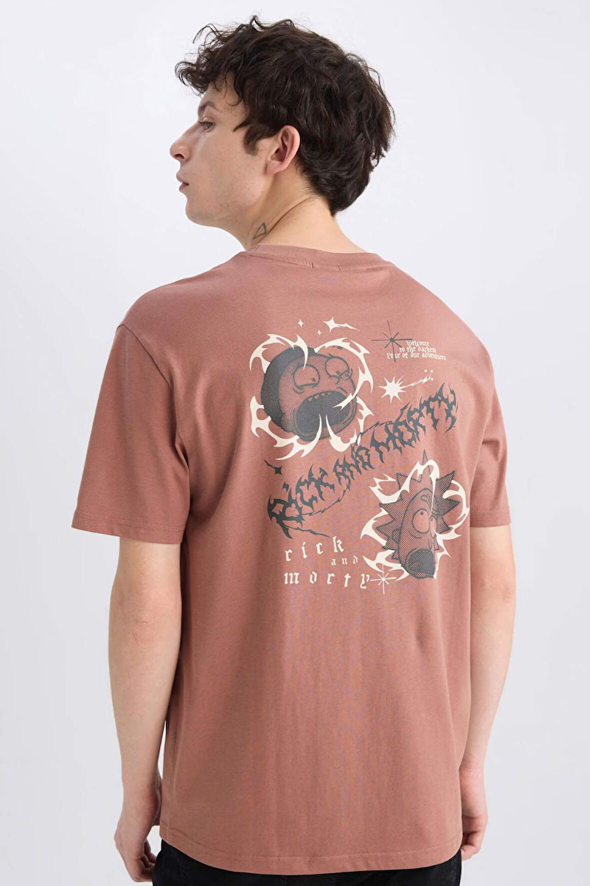 Rick and Morty Regular Fit Bisiklet Yaka Sırt Baskılı Kısa Kollu Tişört