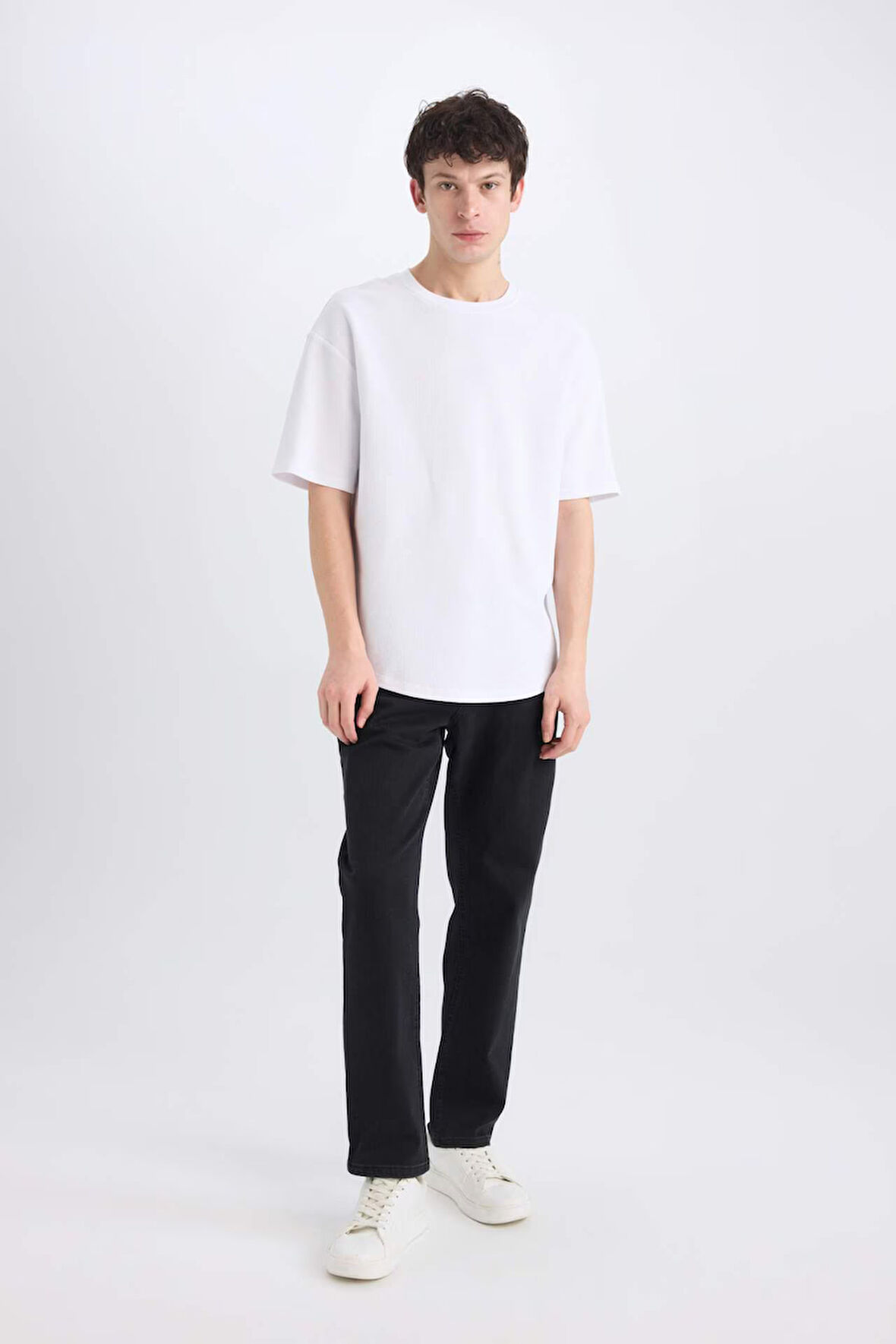 DeFacto Sergio Regular Fit Normal Kalıp Normal Bel Boru Paça Siyah Jean Pantolon E7449AX25SPNM40