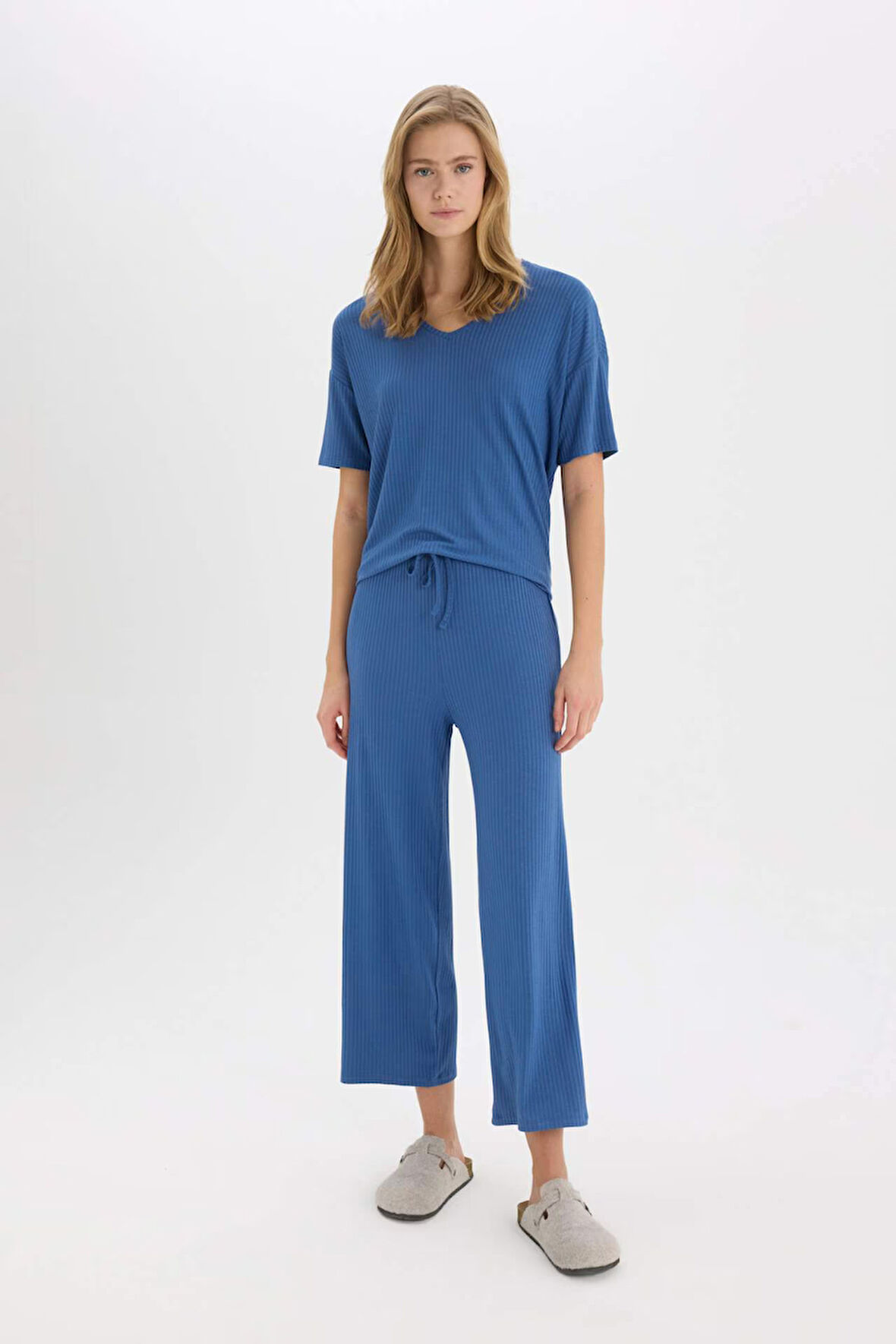 DeFacto Pijama Takımı Fitilli Kaşkorse Kısa Kollu Üst Esnek Belli Kapri Boy Altı-Fall in Love E0865AX25SPIN33