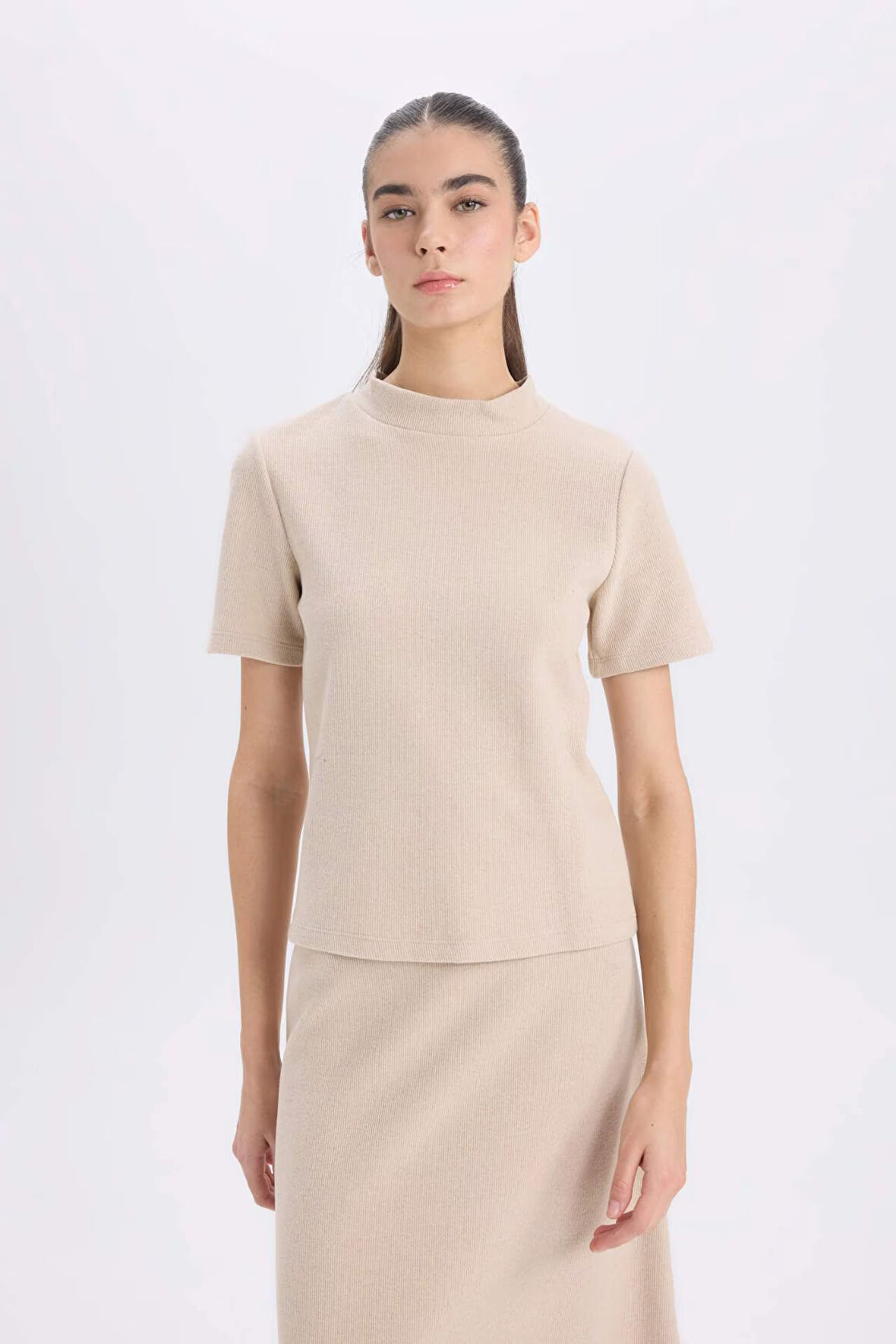 Slim Fit Dar Kesim Yarım Balıkçı Yaka Basic Düz Kısa Kollu Tişört