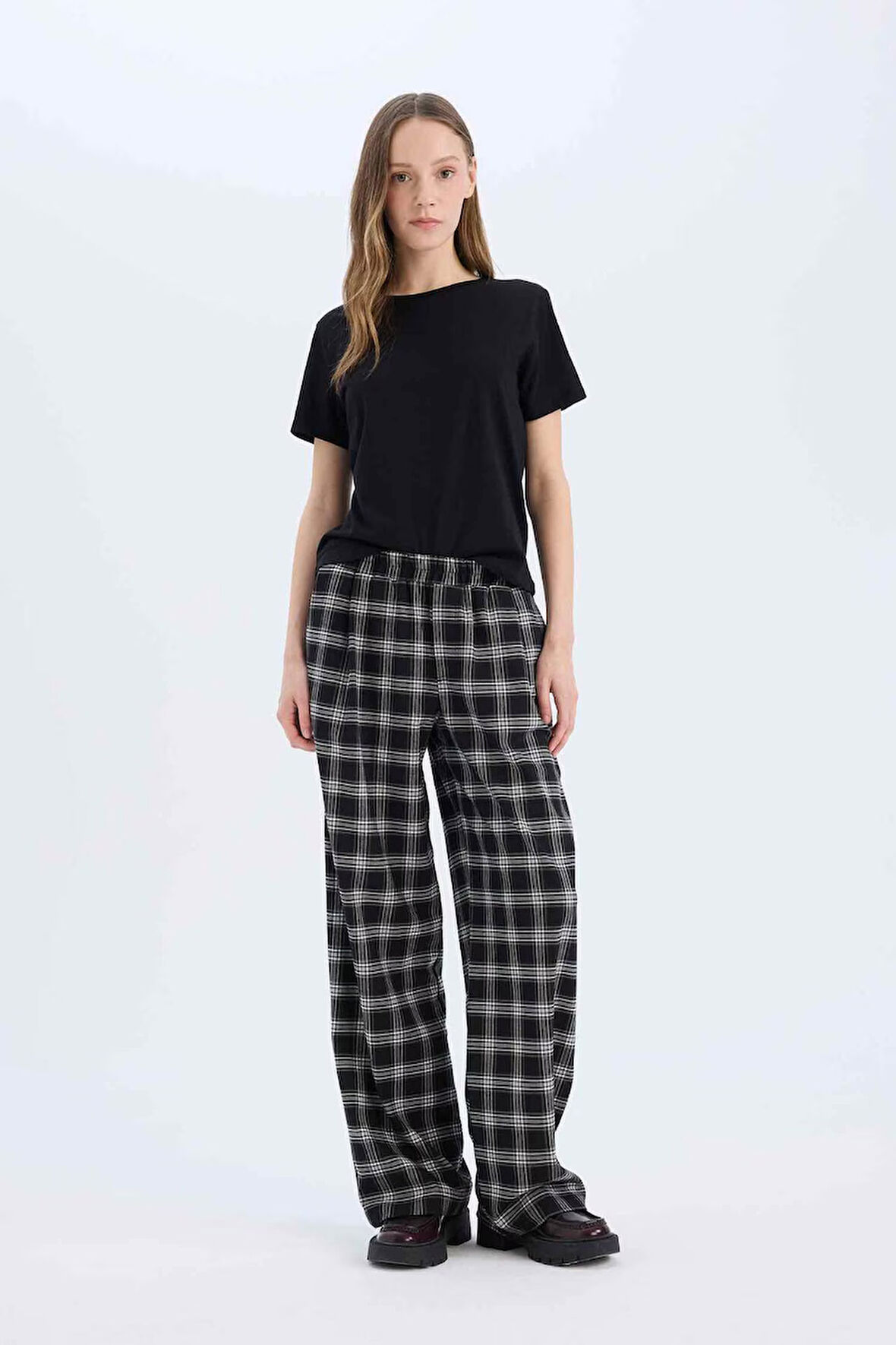 DeFacto Wide Leg Kumaş Pijama Pantolon Geniş Bol Paça Kareli Normal Bel Lastikli Cepli D9548AX25SPBK81